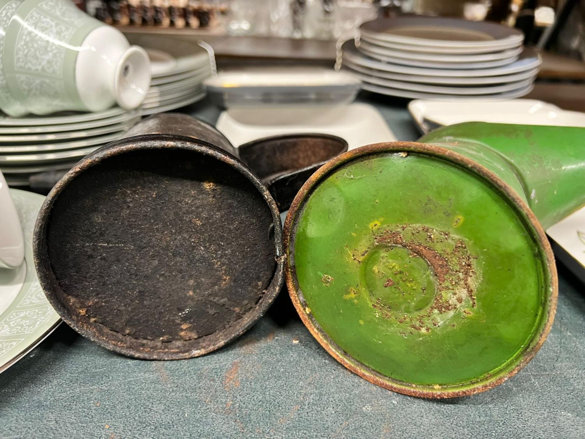 TWO VINTAGE OIL CANS TO INCLUDE A GREEN CASTROL OIL - Image 8 of 8