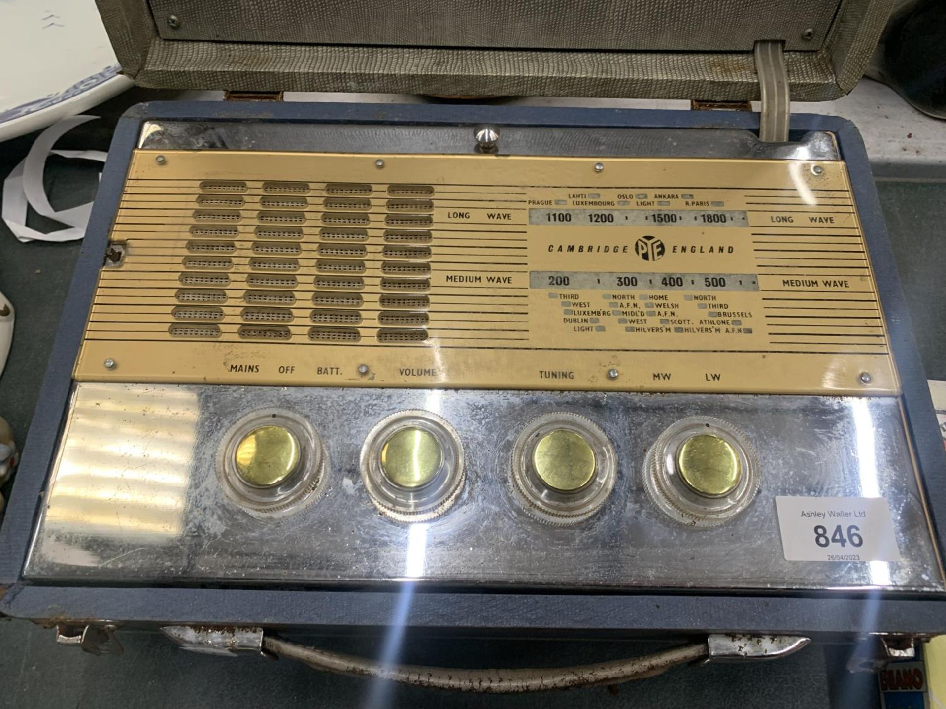 A VINTAGE PORTABLE PYE RADIO IN A CASE - Image 2 of 3