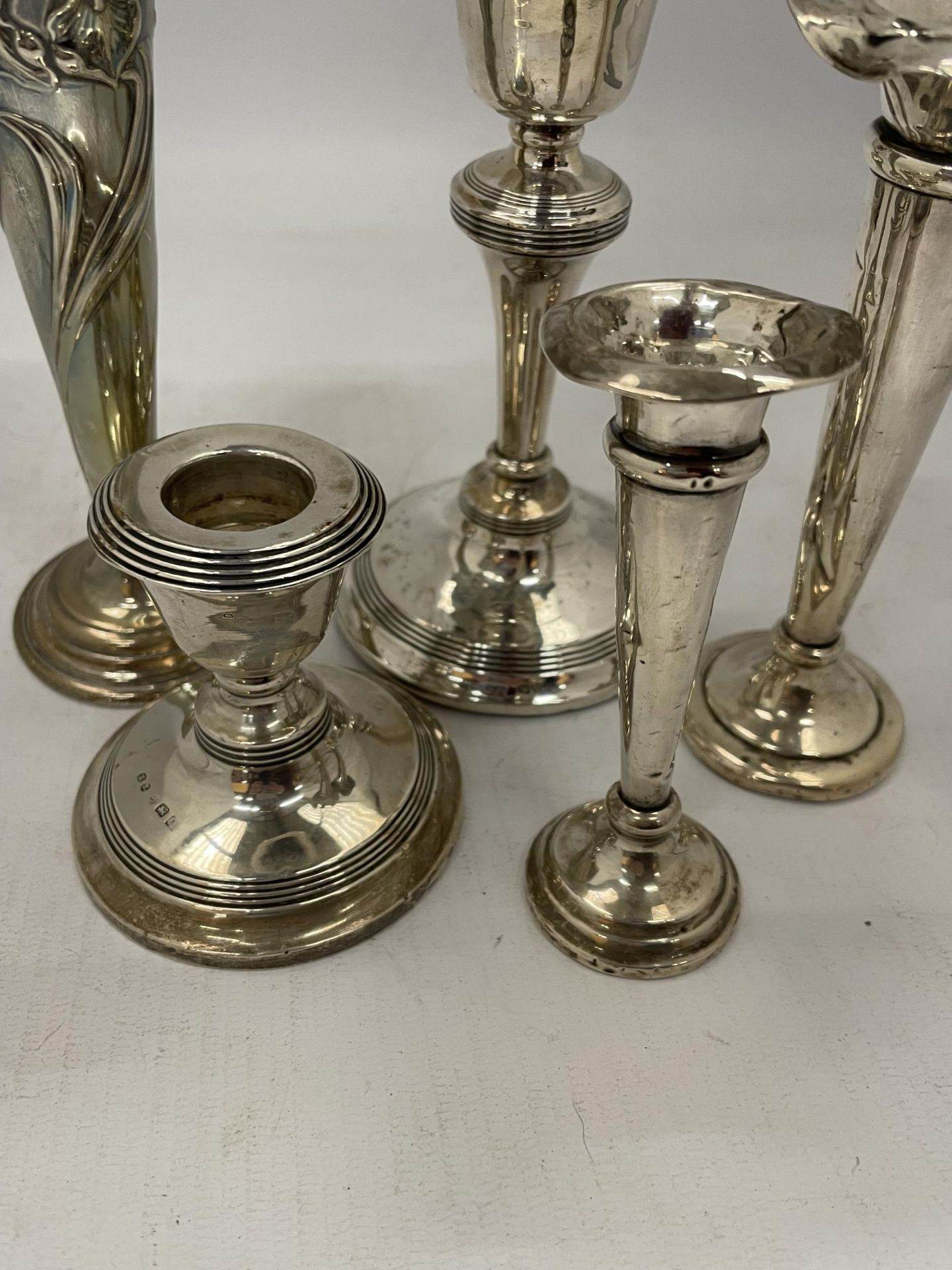 A MIXED LOT OF HALLMARKED SILVER ITEMS - ART NOUVEAU FLORAL DESIGN BUD VASE, FURTHER POSY VASES - Image 2 of 6
