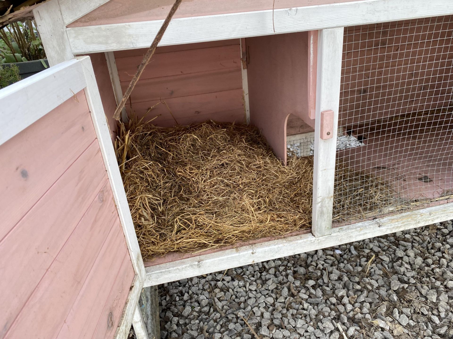 A WOODEN TWO TIER RABBIT HUTCH - Image 3 of 4