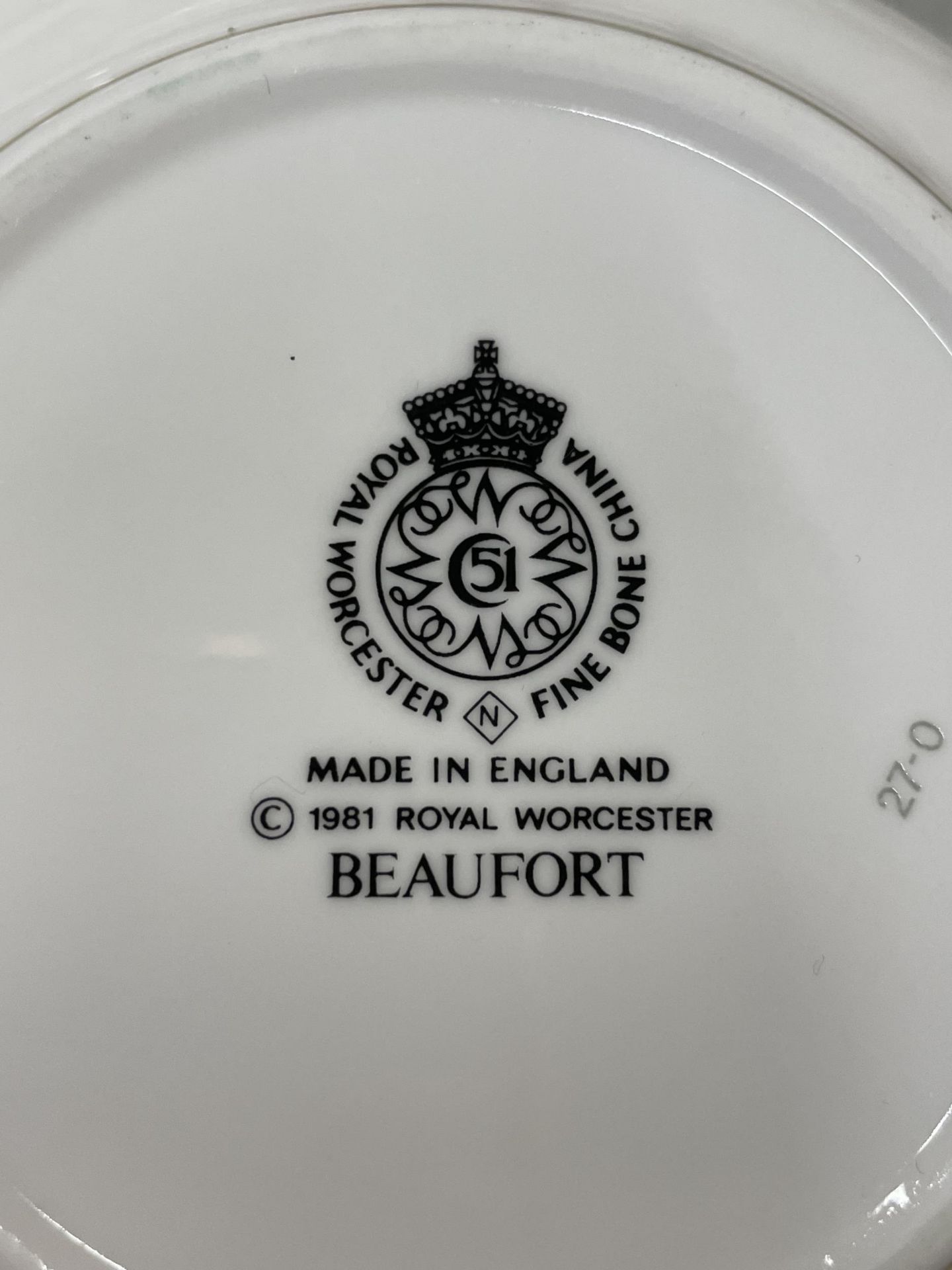 A LARGE ROYAL WORCESTER 'BEAUFORT' PATTERN DINNER SERVICE - Image 5 of 5