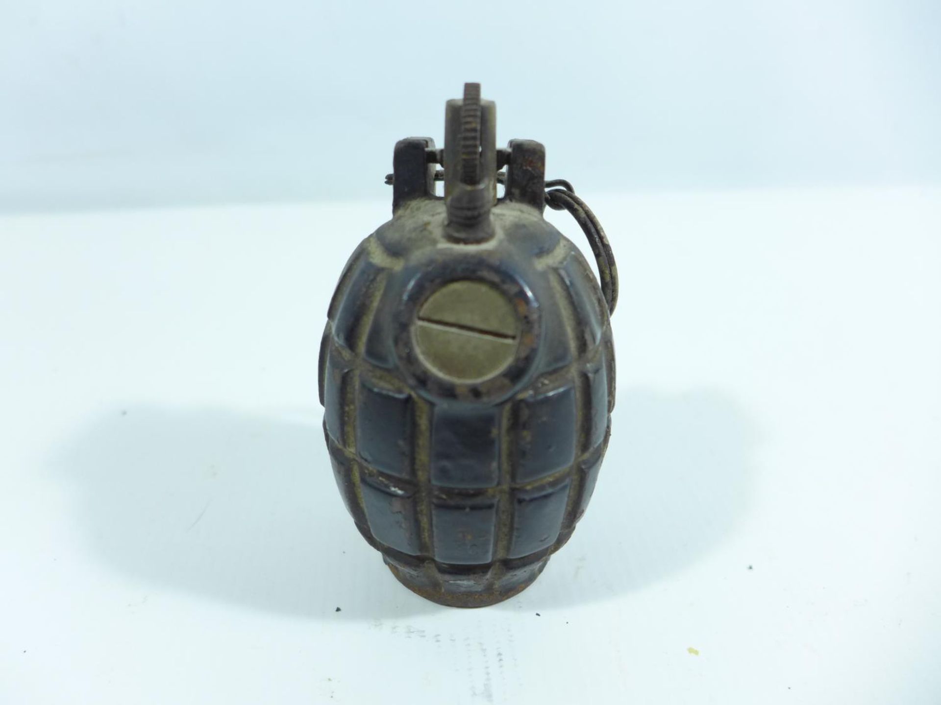 A WORLD WAR II PERIOD GRENADE MADE INTO A LIGHTER, HEIGHT 10CM - Bild 2 aus 5