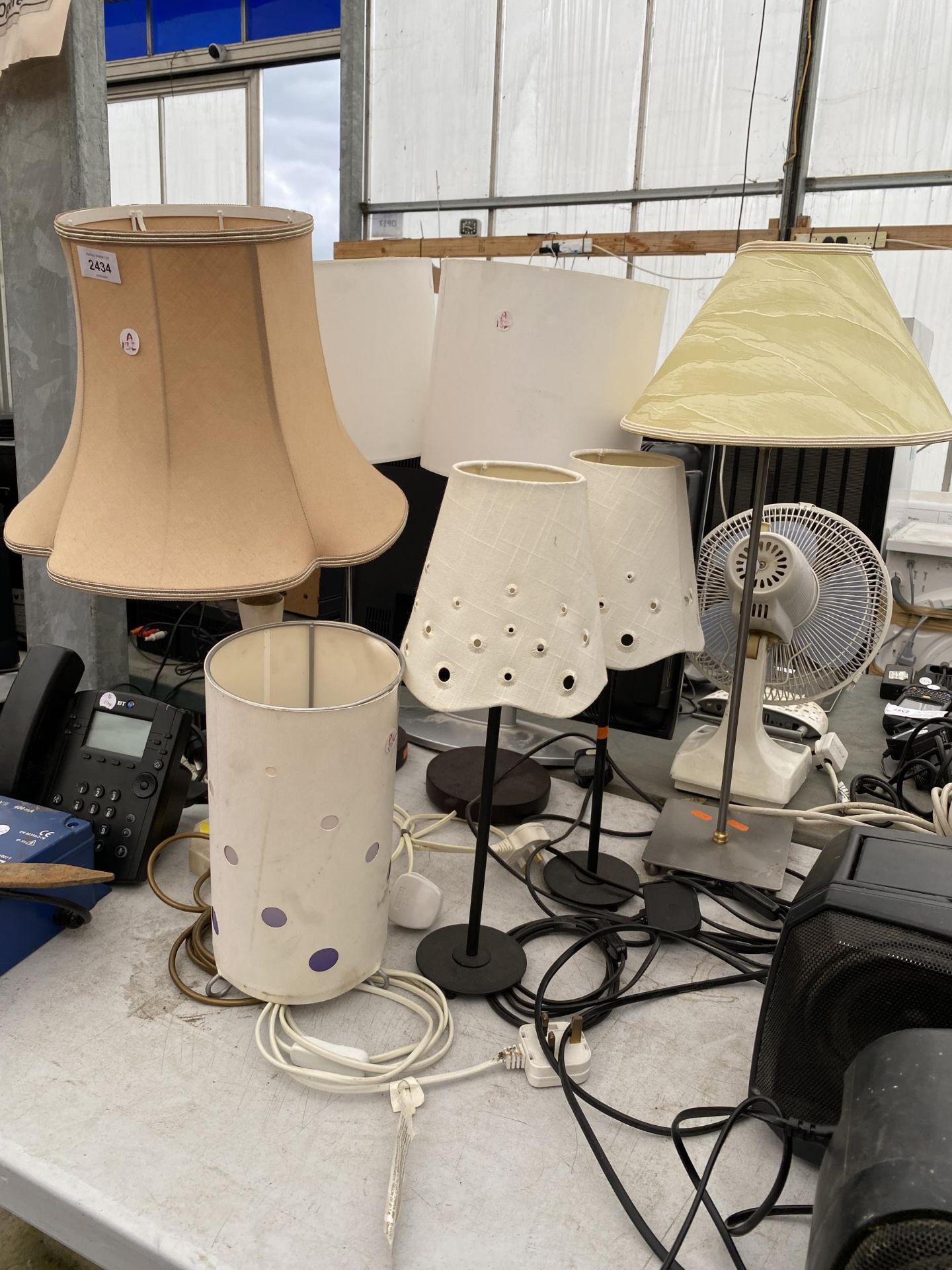 AN ASSORTMENT OF TABLE LAMPS