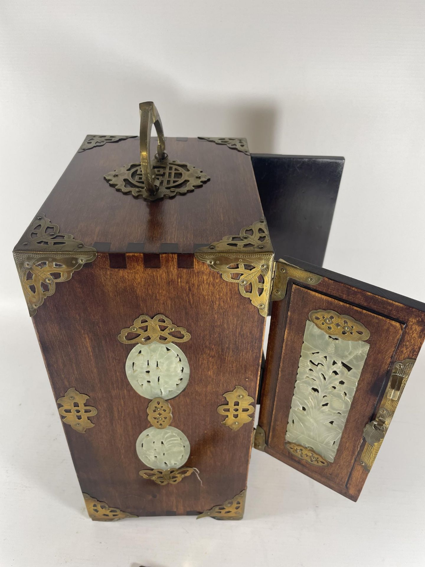 A VINTAGE ORIENTAL HARDWOOD JEWELLERY BOX WITH BRASS FITTINGS AND JADE TYPE PANELLED DESIGN WITH - Image 6 of 7