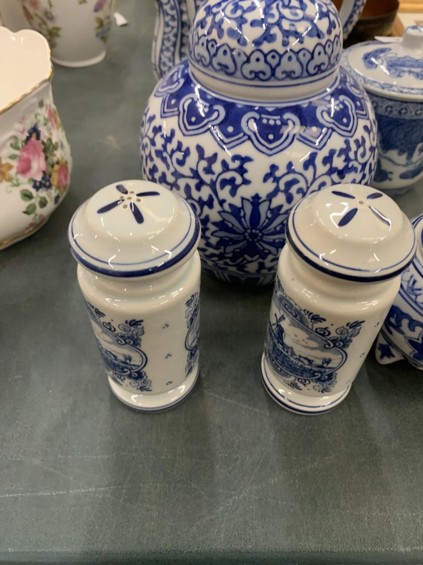 A MIXED LOT OF BLUE AND WHITE ITEMS - MODERN CHINESE GINGER JAR, DRAGON ETC - Image 2 of 4