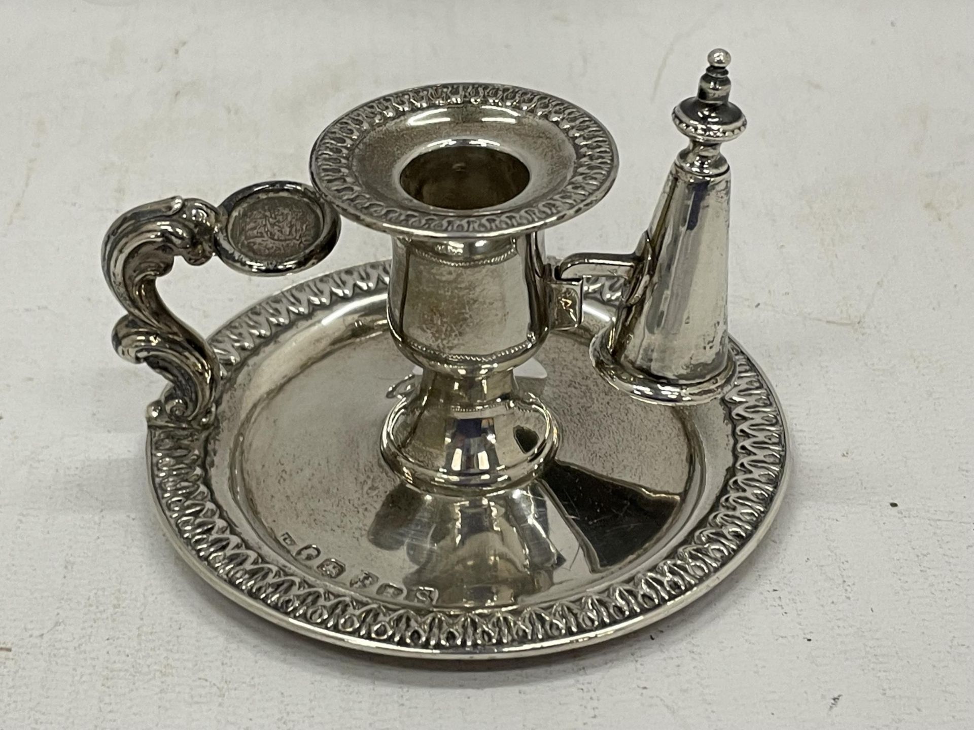 A GEORGE III SILVER CHAMBER STICK WITH CANDLE DETACHABLE SCONCE AND CANDLE SNUFFER, HALLMARKS