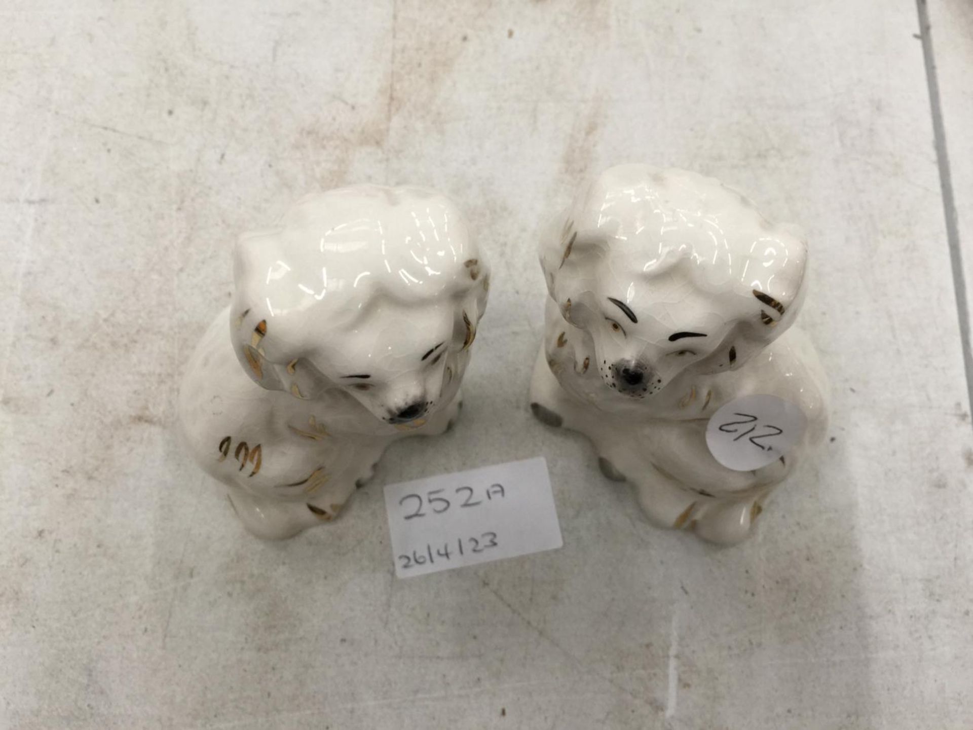 A PAIR OF SMALL STAFFORDSHIRE DOGS HEIGHT 10CM - Image 4 of 4