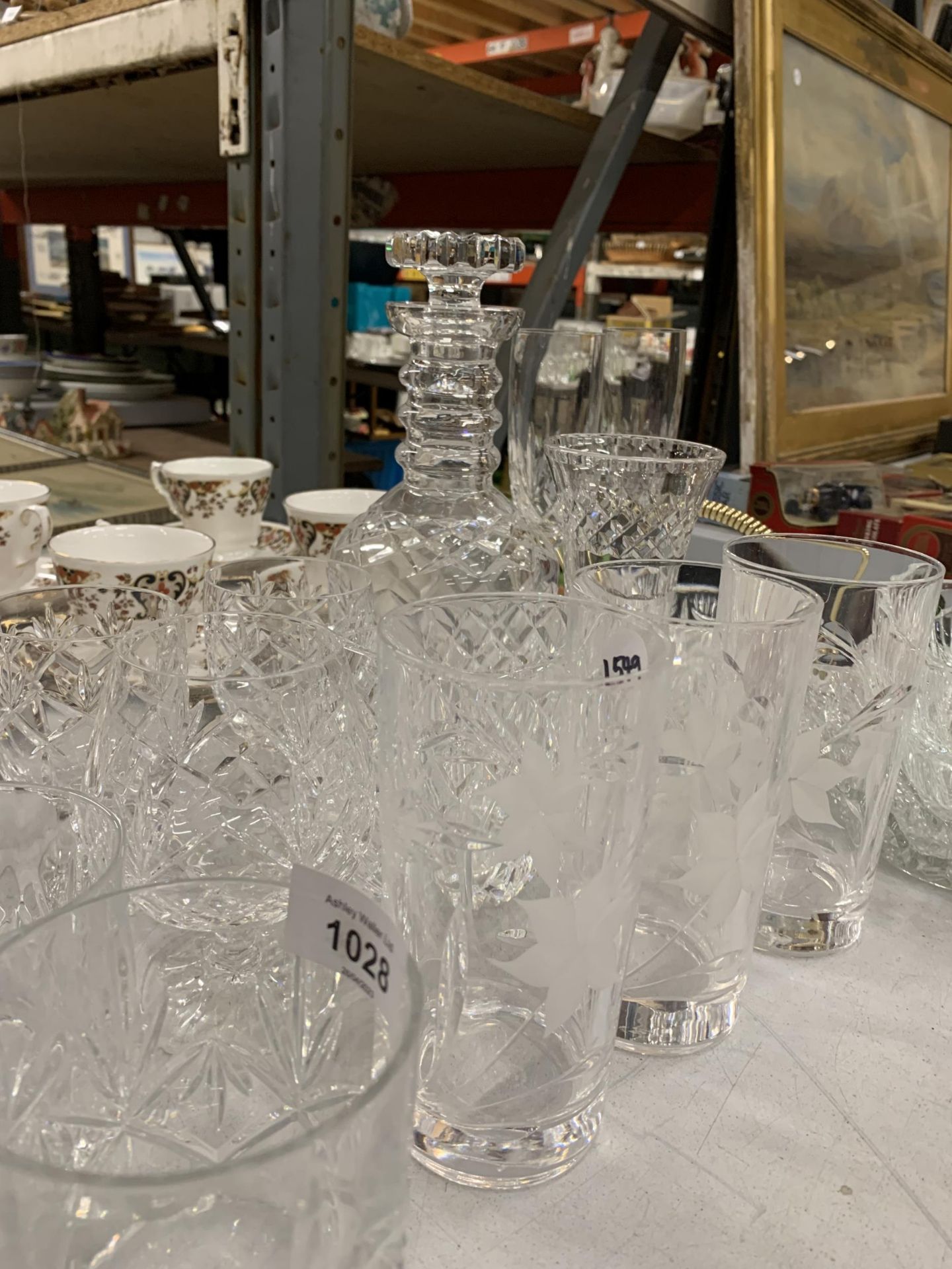 A LARGE QUANTITY OF GLASSWARE TO INCLUDE A DECANTER, BRANDY GLASSES, WINE GLASSES, TUMBLERS, ETC., - Image 4 of 4