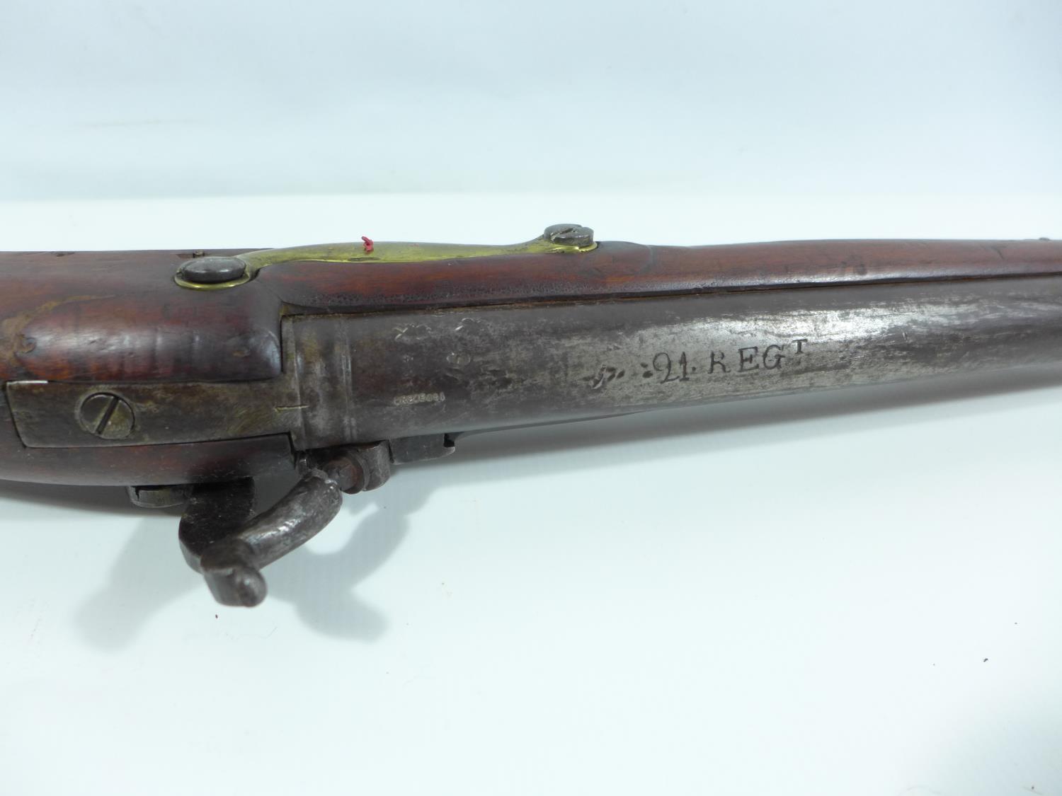 A PERCUSSION CAP 19TH CENTURY SMOOTH BORE MUSKET, CONVERTED FROM FLINTLOCK, 82CM BARREL, LOCK MARKED - Image 4 of 8