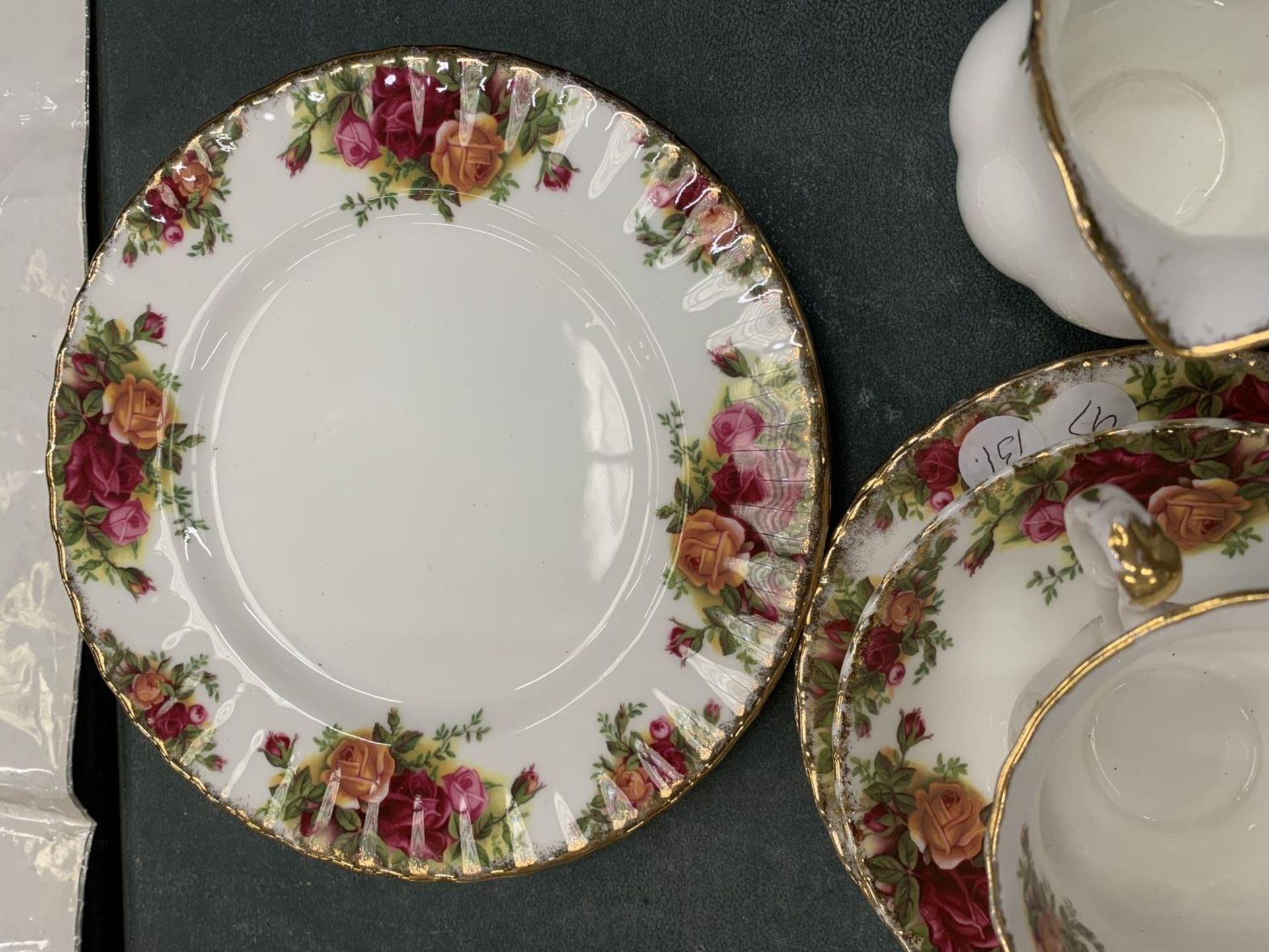 A ROYAL ALBERT 'OLD COUNTRY ROSES' PART TEA SET TO INCLUDE CUPS, SAUCERS, PLATES, A CREAM JUG, SUGAR - Image 4 of 5