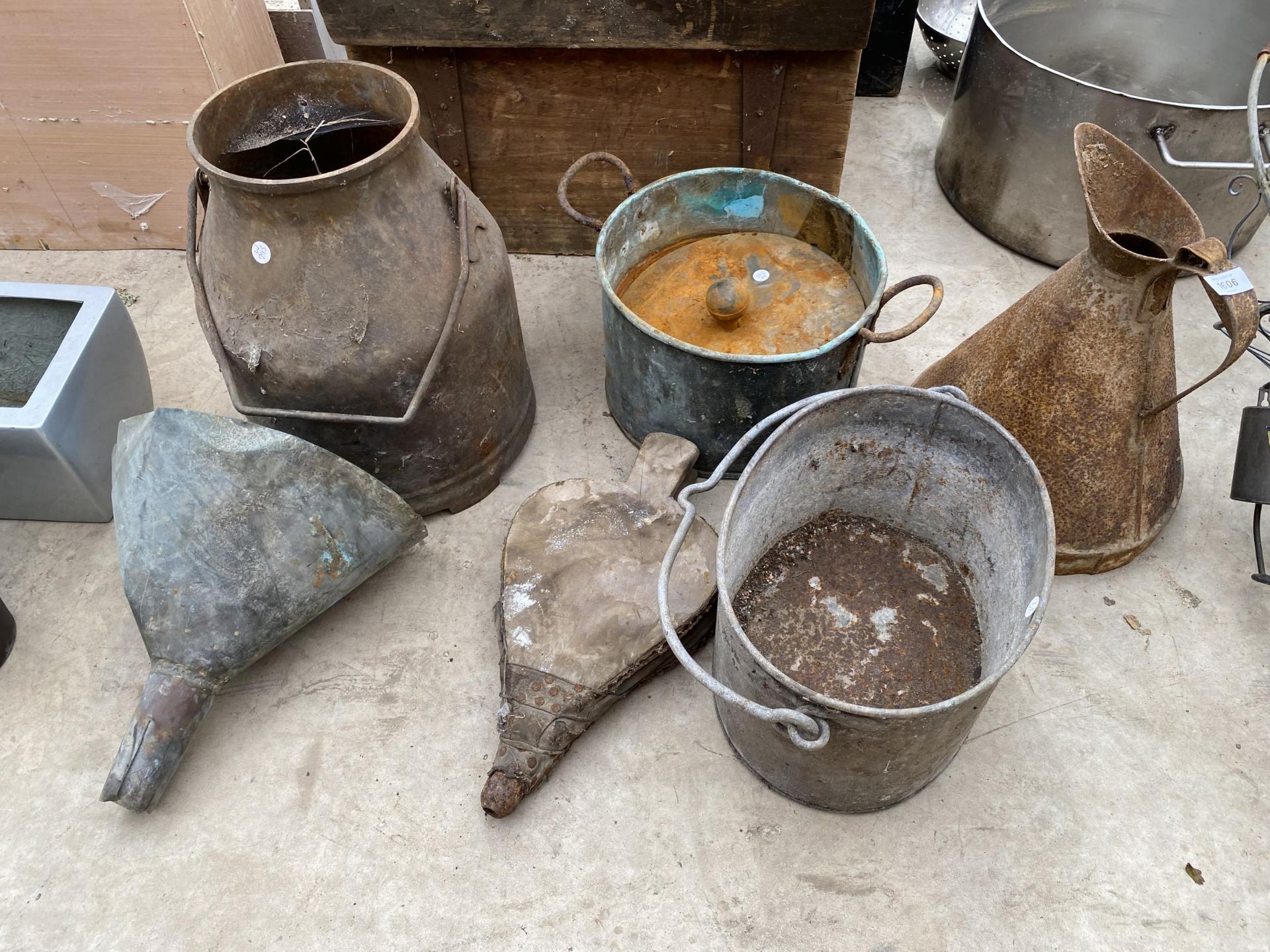 AN ASSORTMENT OF VINTAGE ITEMS TO INCLUDE A MILKING BUCKET, A FUNNEL AND A LARGE JUG ETC