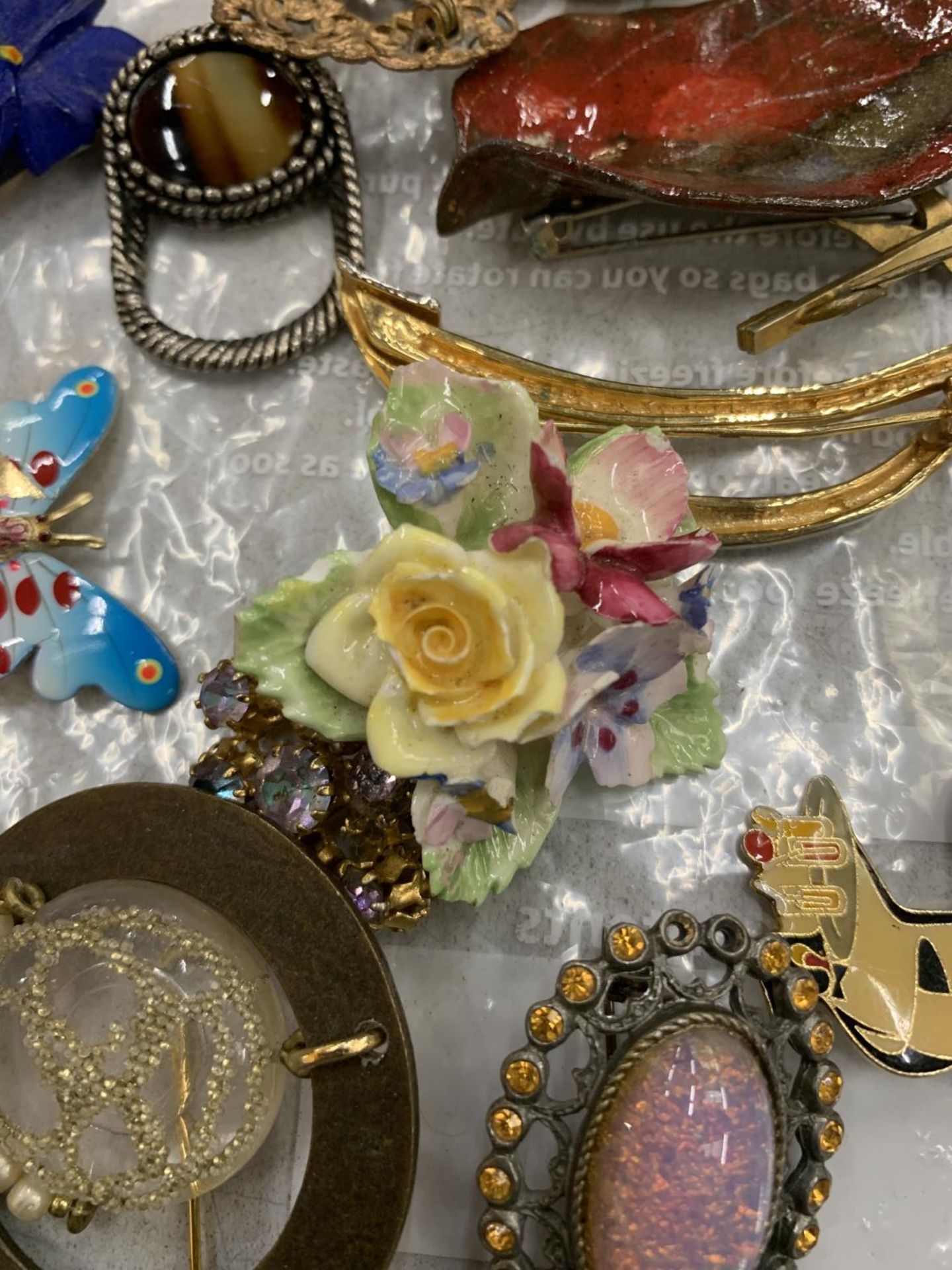 A COLLECTION OF VINTAGE AND MODERN COSTUME JEWELLERY BROOCHES - Image 4 of 5