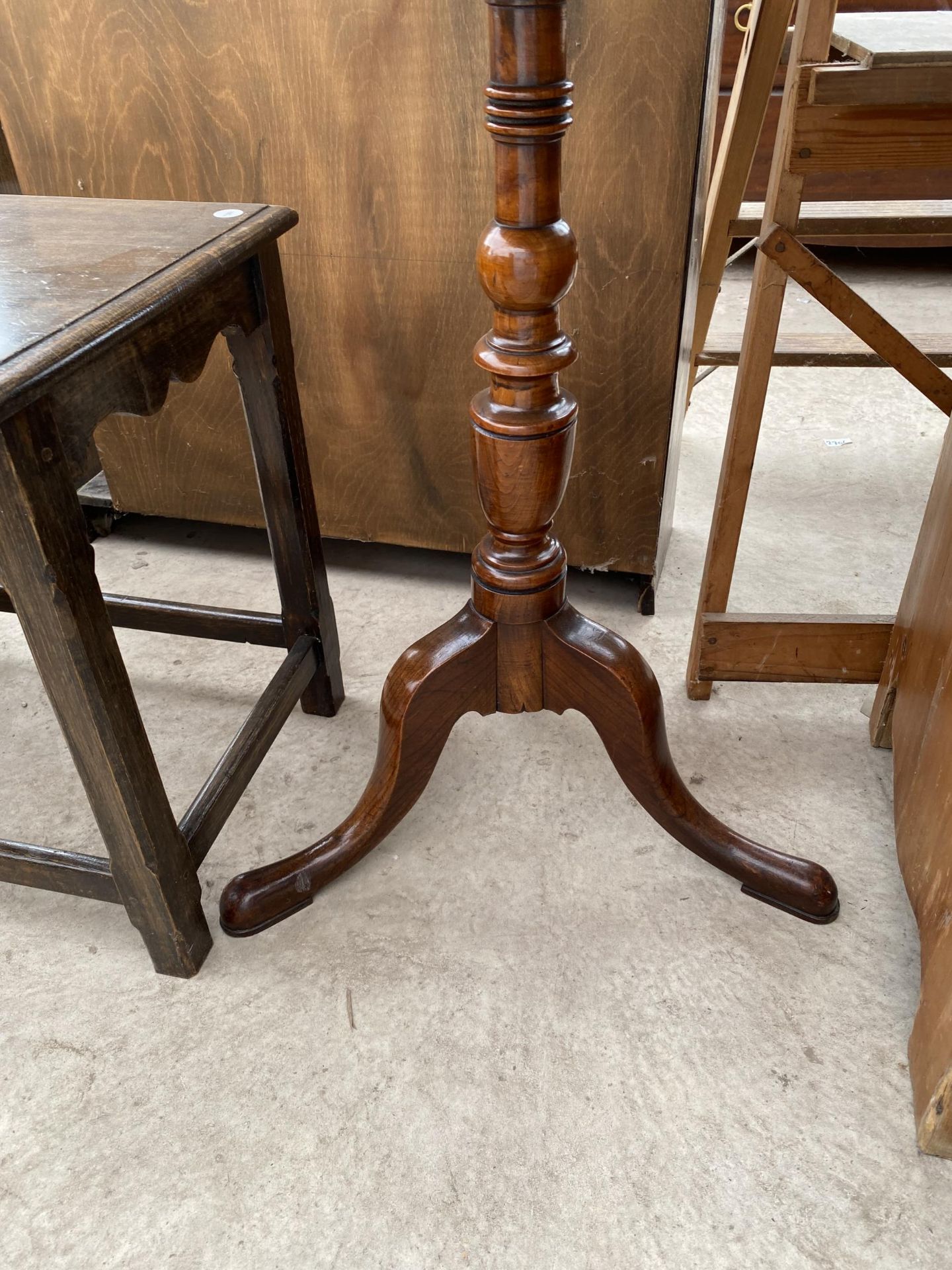 A 19TH CENTURY MAHOGANY DISH TOP TABLE ON AN ELM TRIPOD BASE 21" DIAMETER - Image 2 of 2