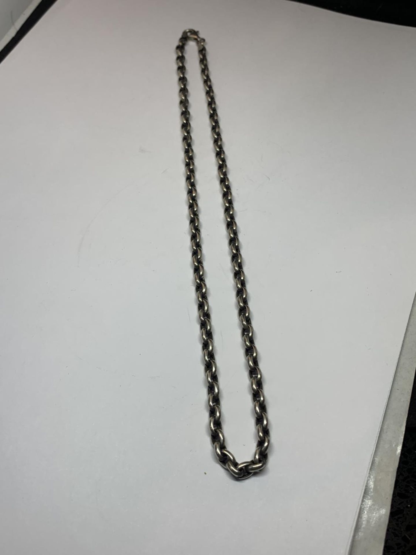 A SILVER BELCHER CHAIN NECKLACE LENGTH 18 INCHES