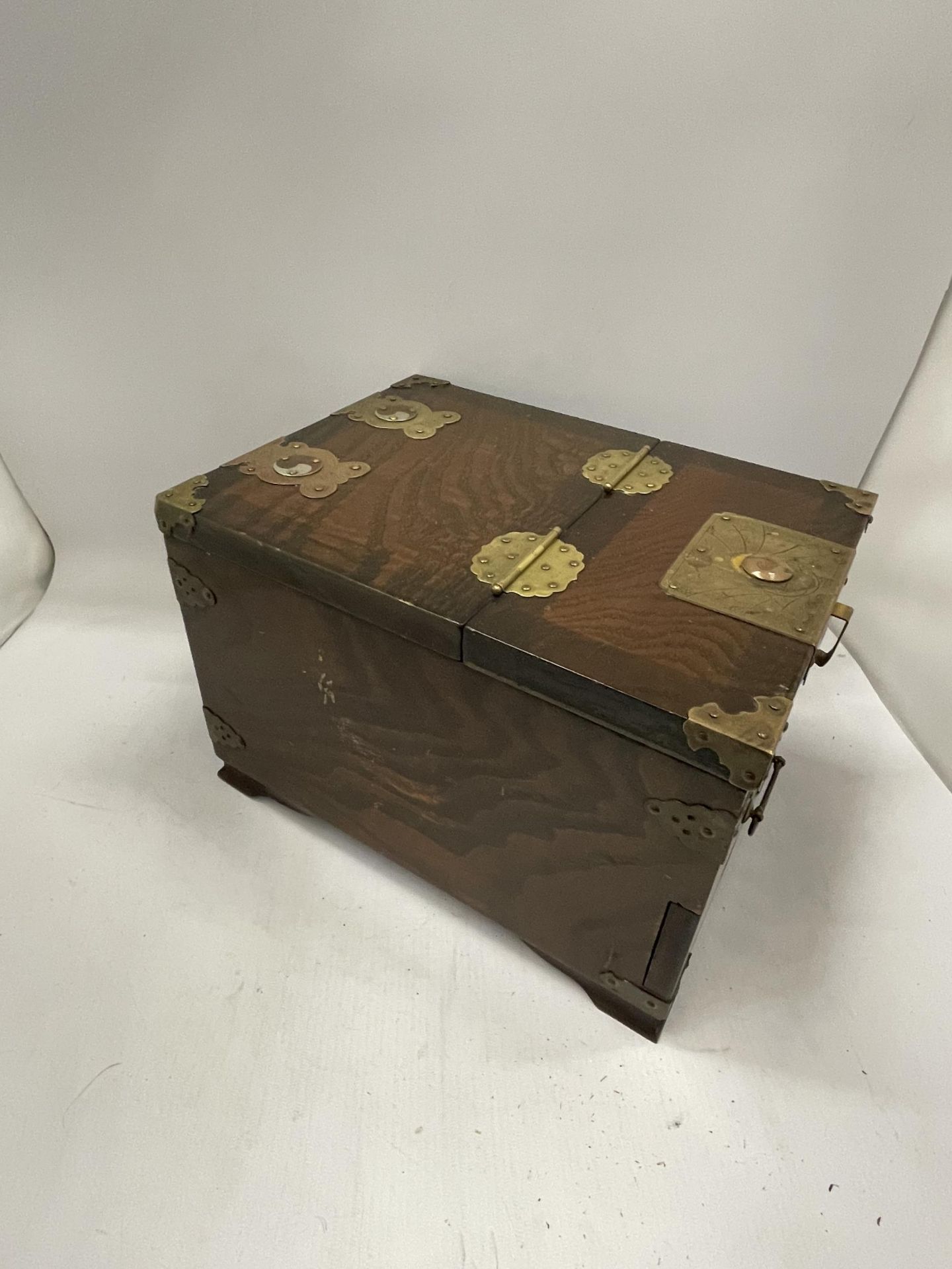 A VINTAGE ORIENTAL HARDWOOD AND BRASS JEWELLERY BOX WITH MIRRORED LIFT UP LID - Image 6 of 6