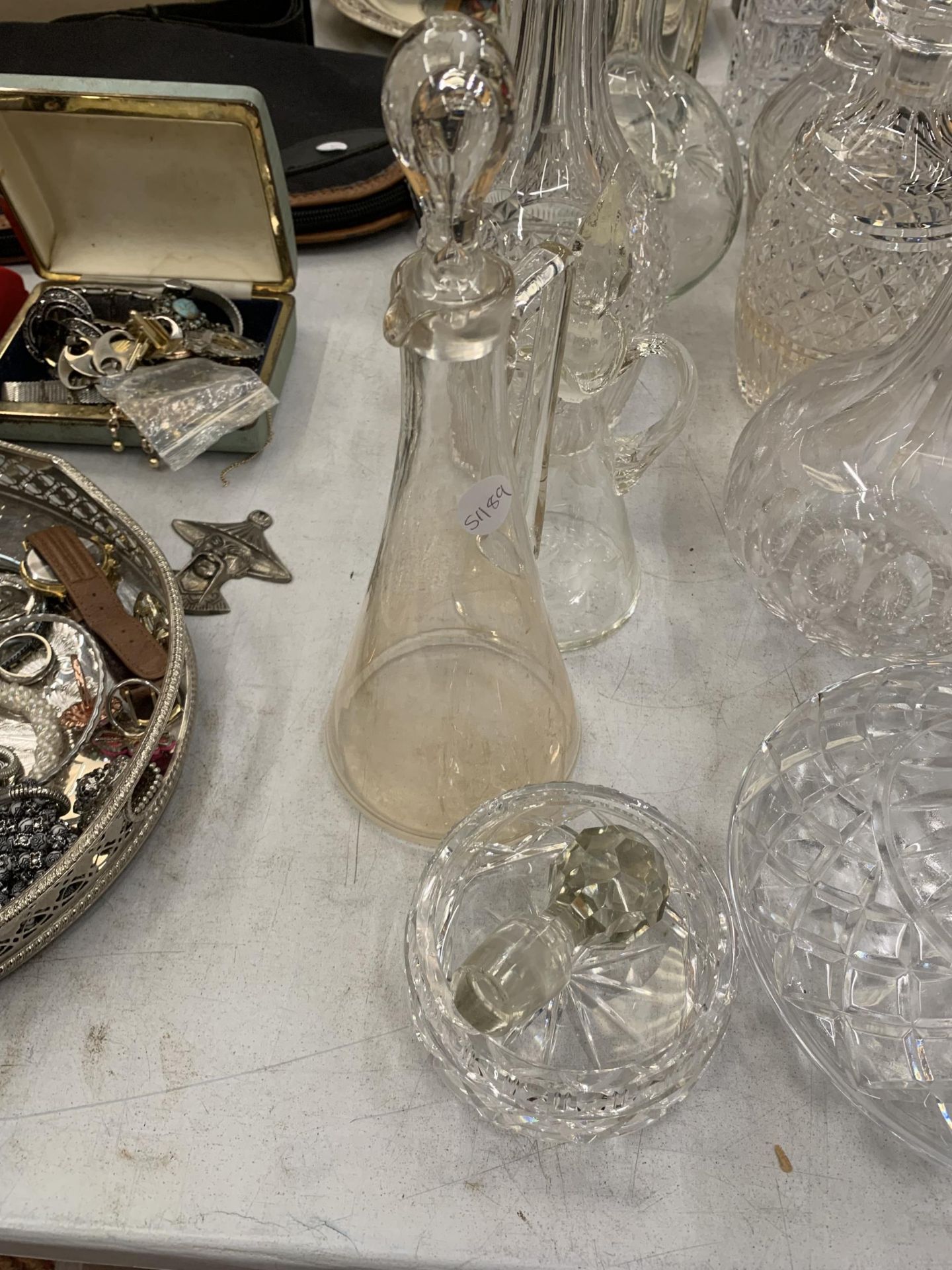 A MIXED LOT OF VINTAGE CUT GLASS DECANTERS ETC - Image 2 of 4