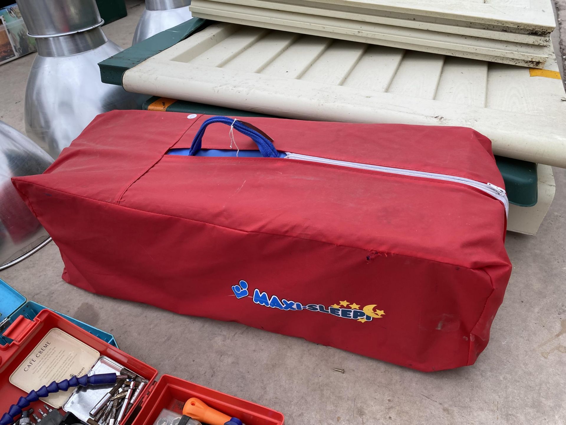 A MAXI-SLEEP TRAVEL COT