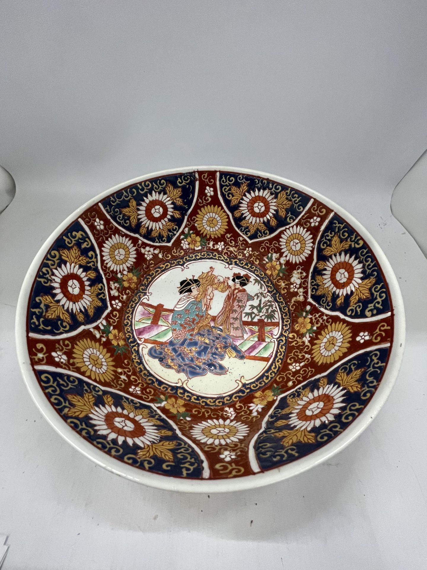 A 1980'S ORIENTAL FLORAL ENAMEL BOWL WITH SIX CHARACTER MARK TO BASE, DIAMETER 25CM