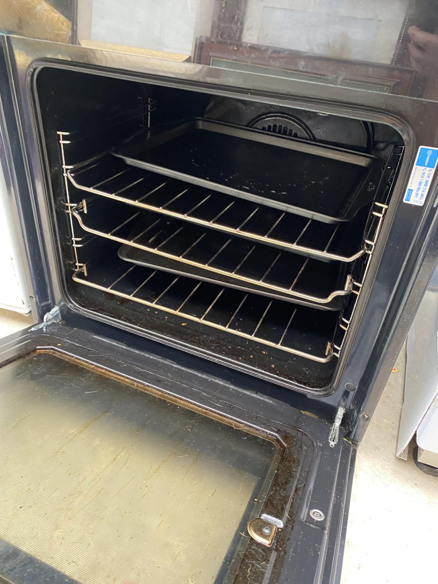 A SILVER OVEN AND A HOTPOINT HOB - Image 4 of 5