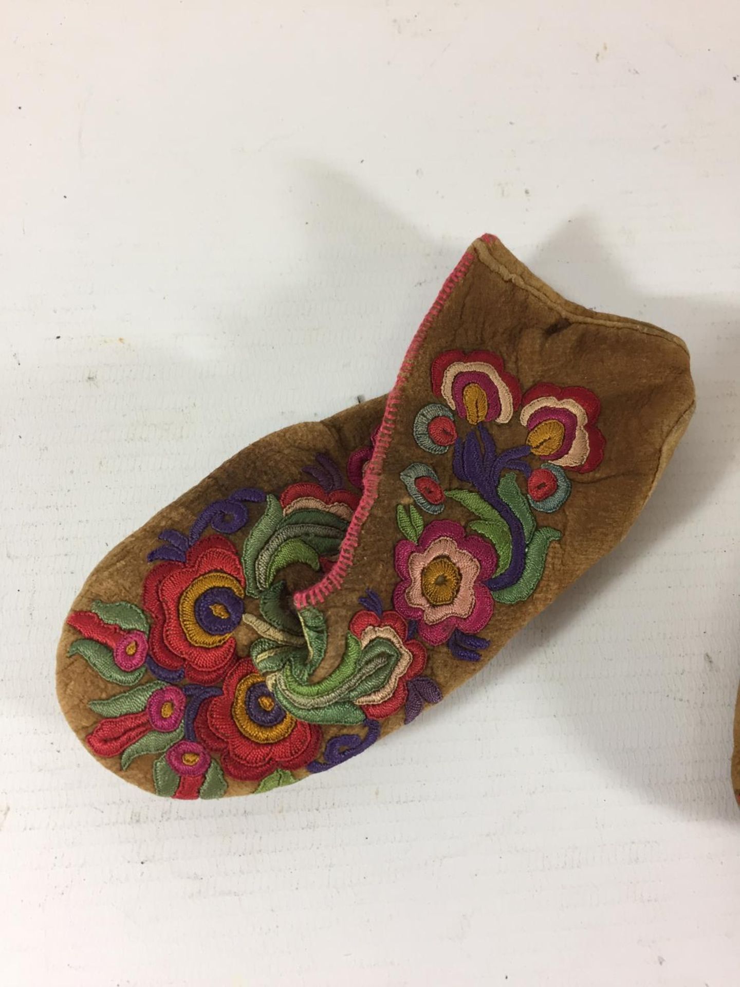 A PAIR OF EARLY TO MID 20TH CENTURY CANADIAN BABIES MOCCASINS, WITHHAND EMBROIDERED FLORAL - Image 2 of 4