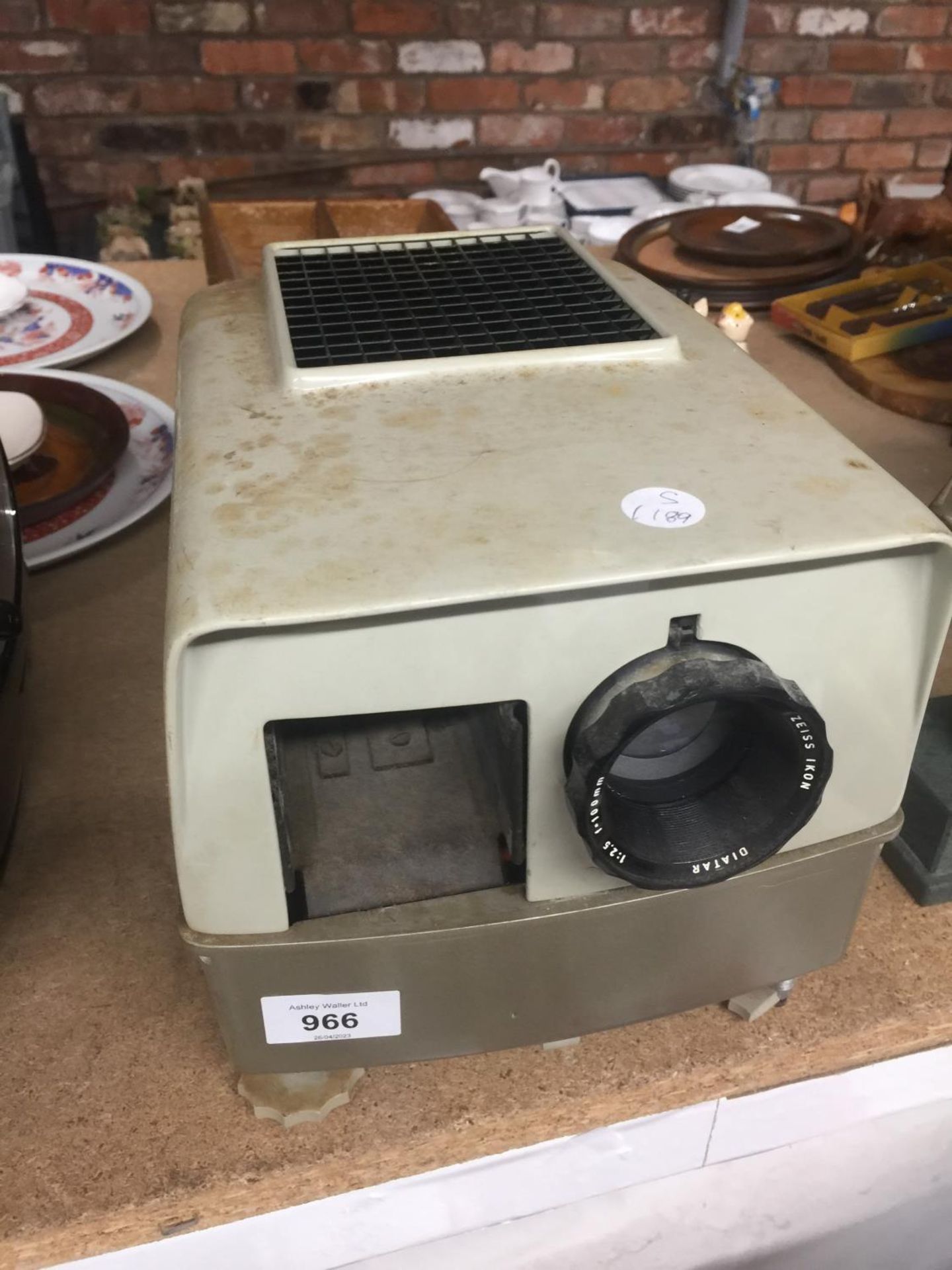 A VINTAGE ZEISS IKON IKOMAT 35 MM SLIDE PROJECTOR