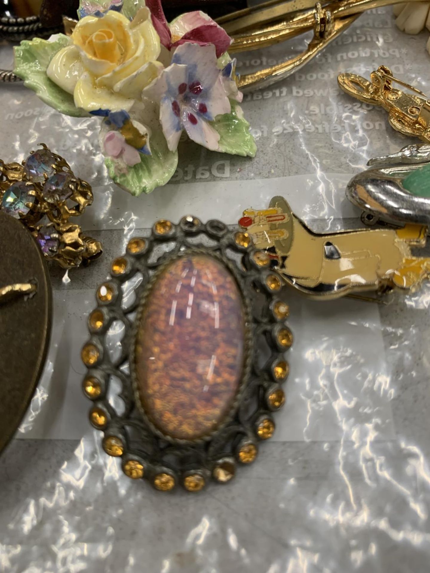 A COLLECTION OF VINTAGE AND MODERN COSTUME JEWELLERY BROOCHES - Image 2 of 5