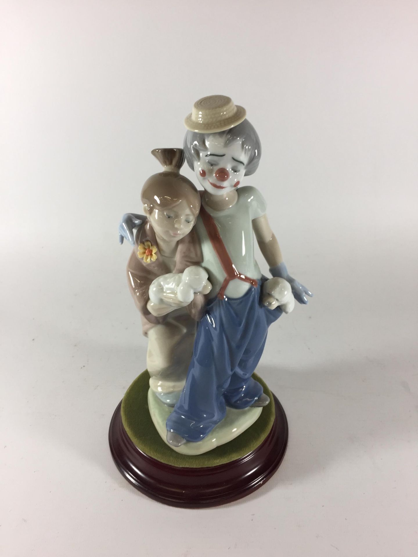 A LLADRO 'PALS FOREVER' CLOWN AND GIRL FIGURE GROUP, NO. 7686 (HAT A/F)