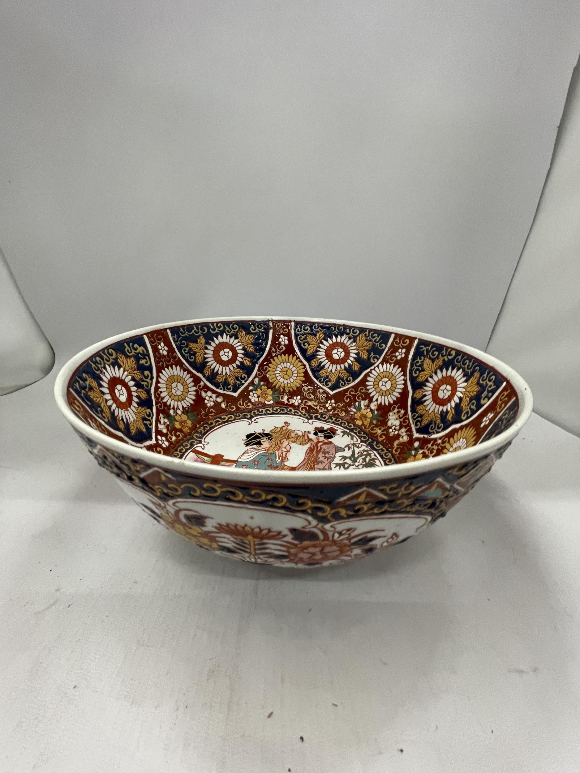 A 1980'S ORIENTAL FLORAL ENAMEL BOWL WITH SIX CHARACTER MARK TO BASE, DIAMETER 25CM - Image 2 of 5