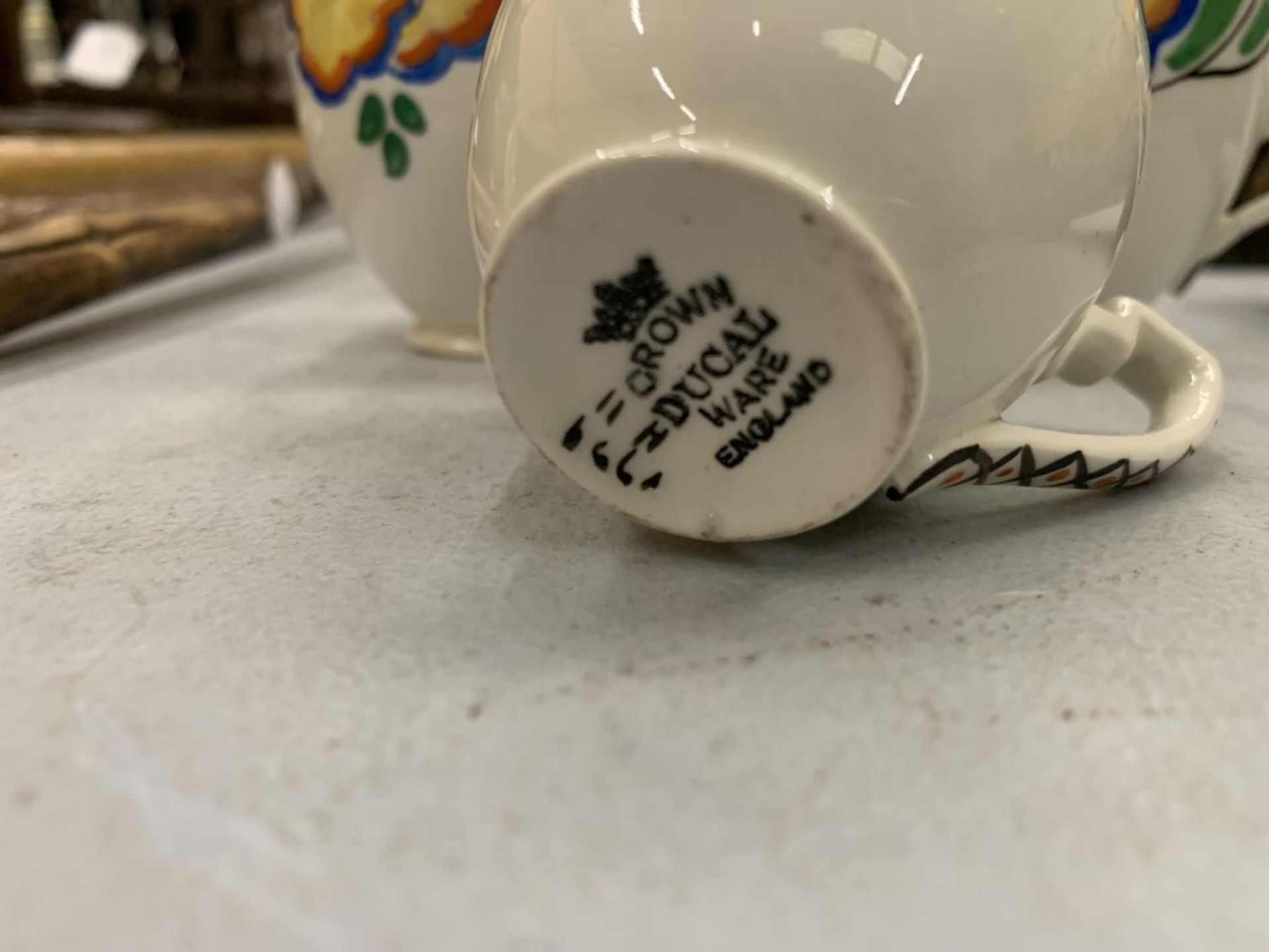 A QUANTITY OF VINTAGE CROWN DUCAL WARE TEAWARE TO INCLUDE 6 CUPS - 1 A/F, A CREAM JUG AND SUGAR - Image 3 of 3