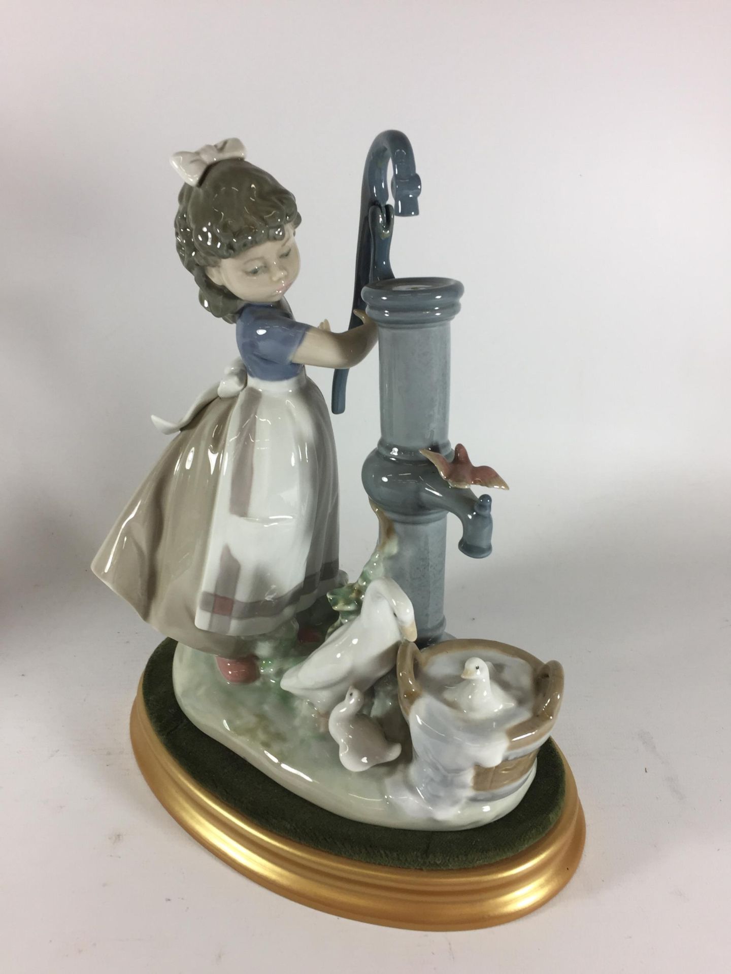 A LLADRO 'SUMMER ON A FARM' NO. 5285 FIGURE ON DISPLAY BASE