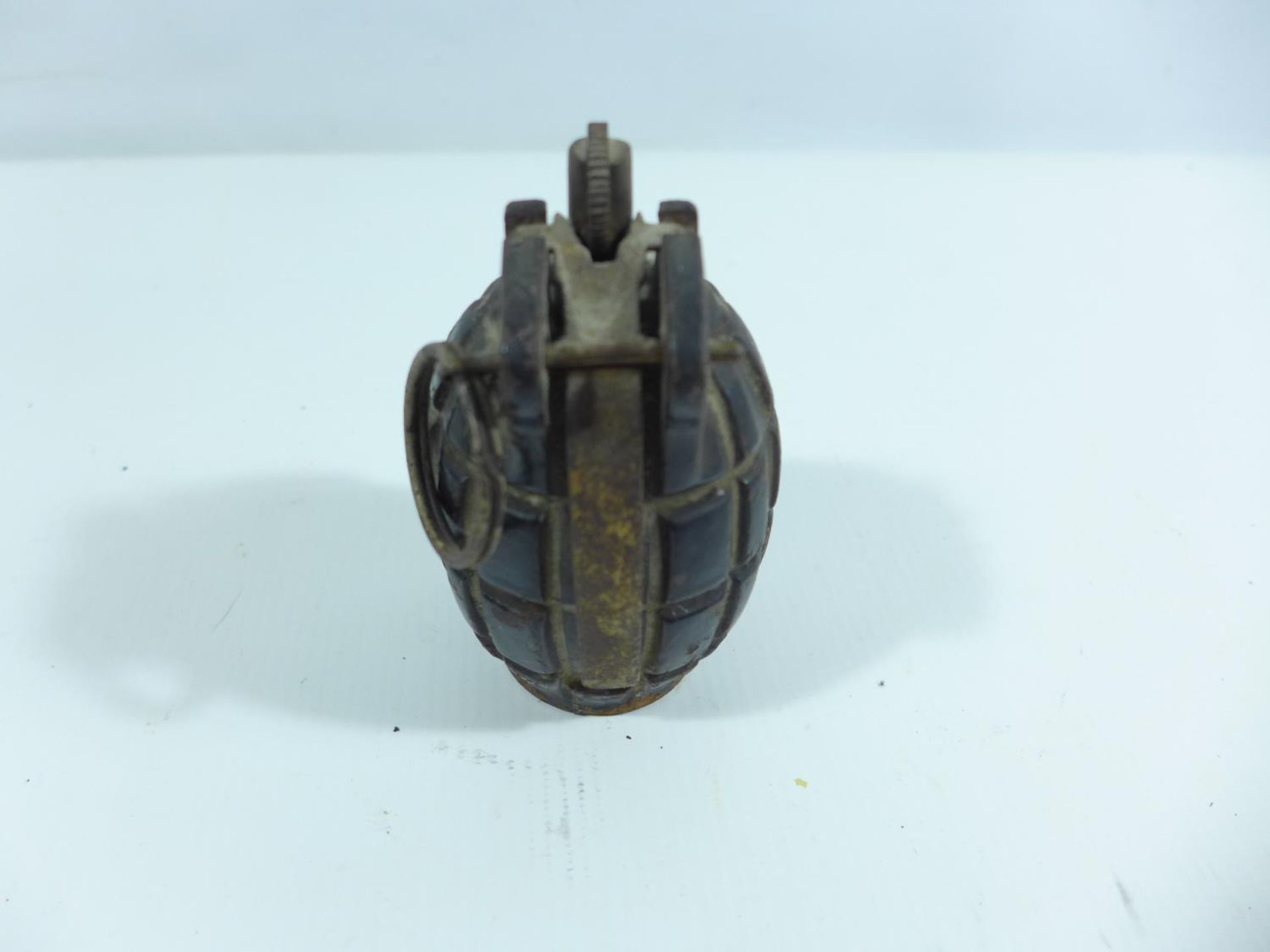 A WORLD WAR II PERIOD GRENADE MADE INTO A LIGHTER, HEIGHT 10CM - Bild 4 aus 5