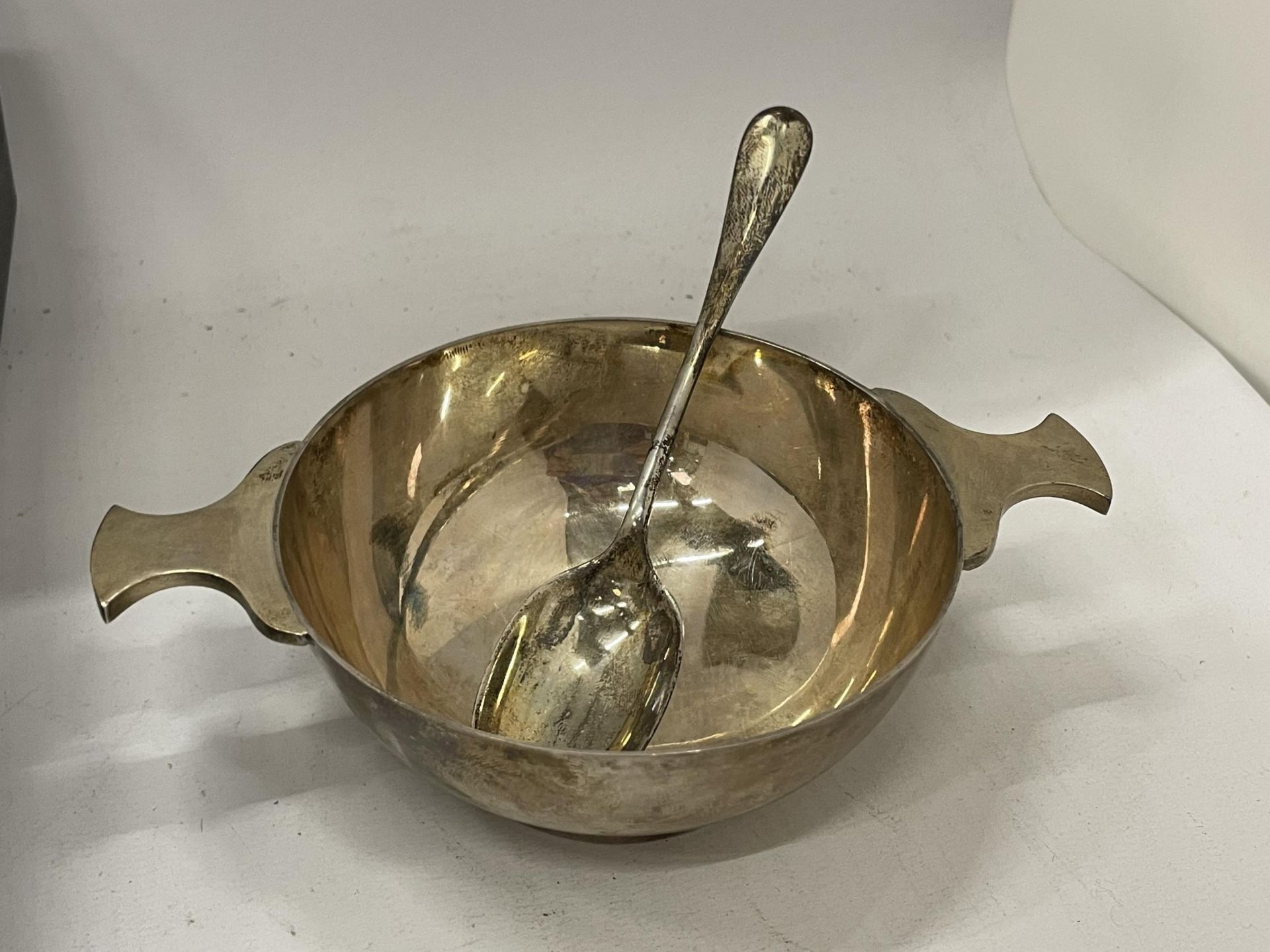 A CASED HALLMARKED SILVER QUAICH AND SPOON, HALLMARKS FOR EDINBURGH 1964, MAKERS FRANCIS HOWARD, - Image 2 of 4