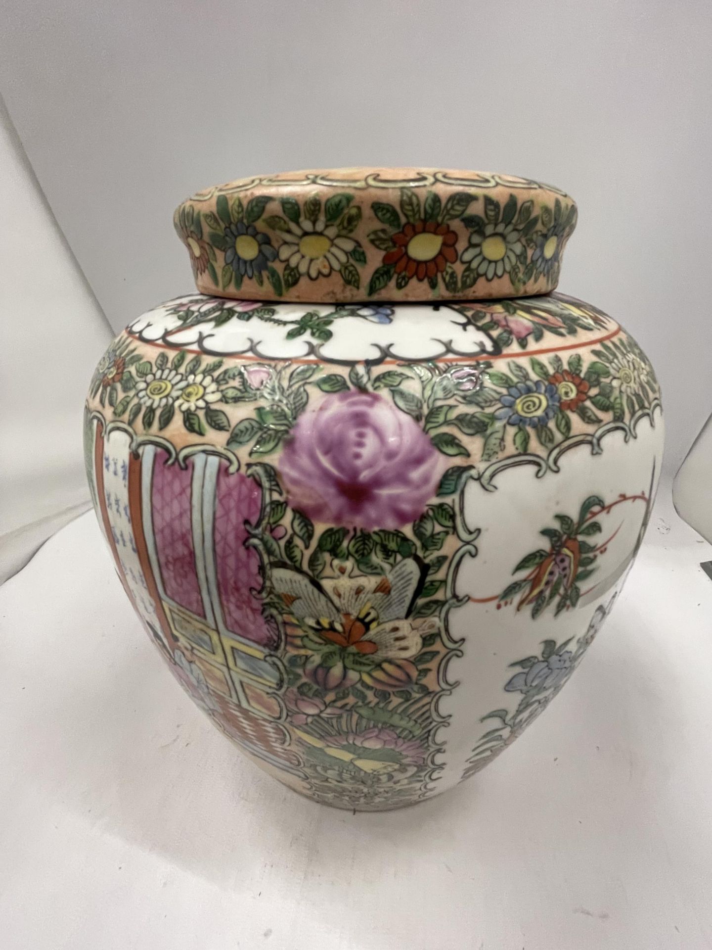 A 1980'S CHINESE FAMILLE ROSE GINGER JAR WITH SIX CHARACTER MARK TO BASE, HEIGHT 27CM