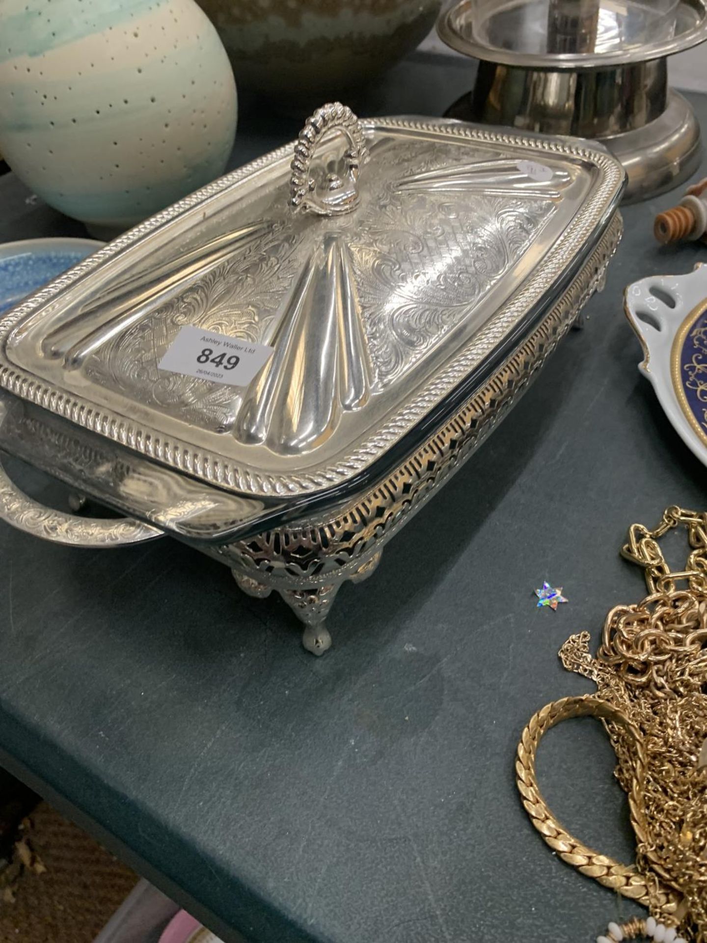 A LARGE GLASS SERVING DISH WITH A SILVER PLATED STAND AND LID HEIGHT 9CM, LENGTH 28CM, DEPTH 20CM - Image 2 of 3