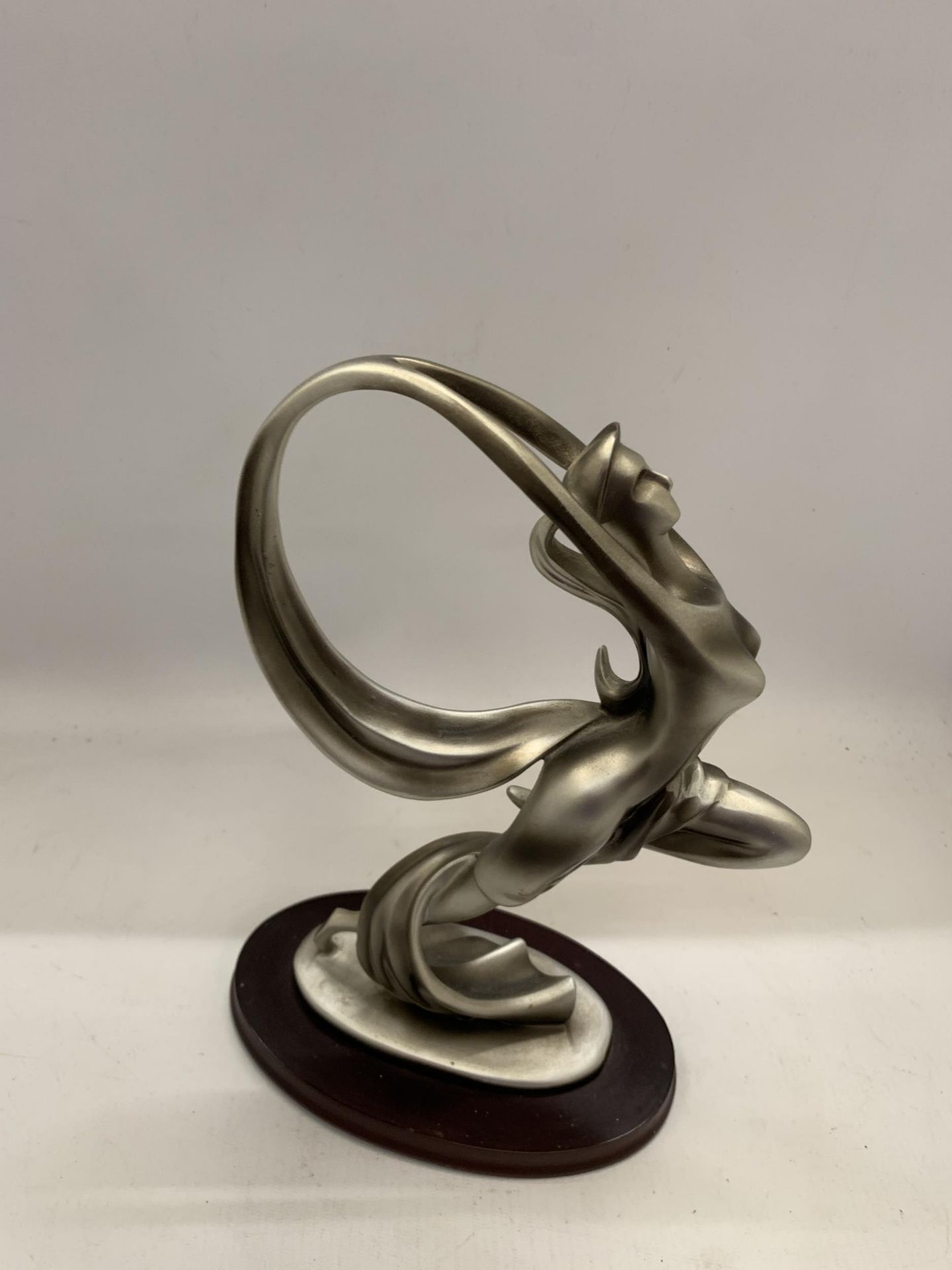 AN ART DECO STYLE FIGURE - Image 3 of 3