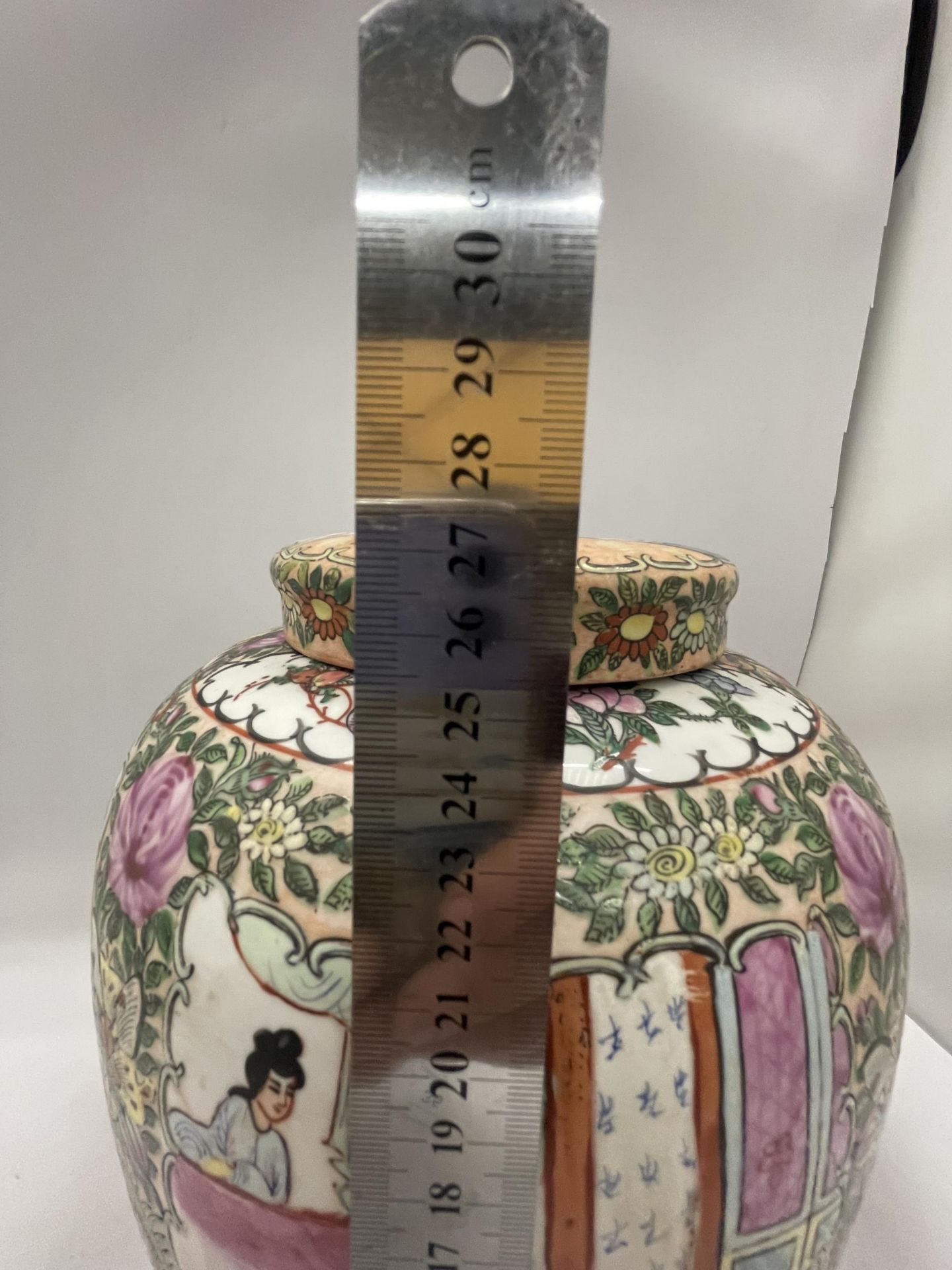 A 1980'S CHINESE FAMILLE ROSE GINGER JAR WITH SIX CHARACTER MARK TO BASE, HEIGHT 27CM - Image 5 of 5