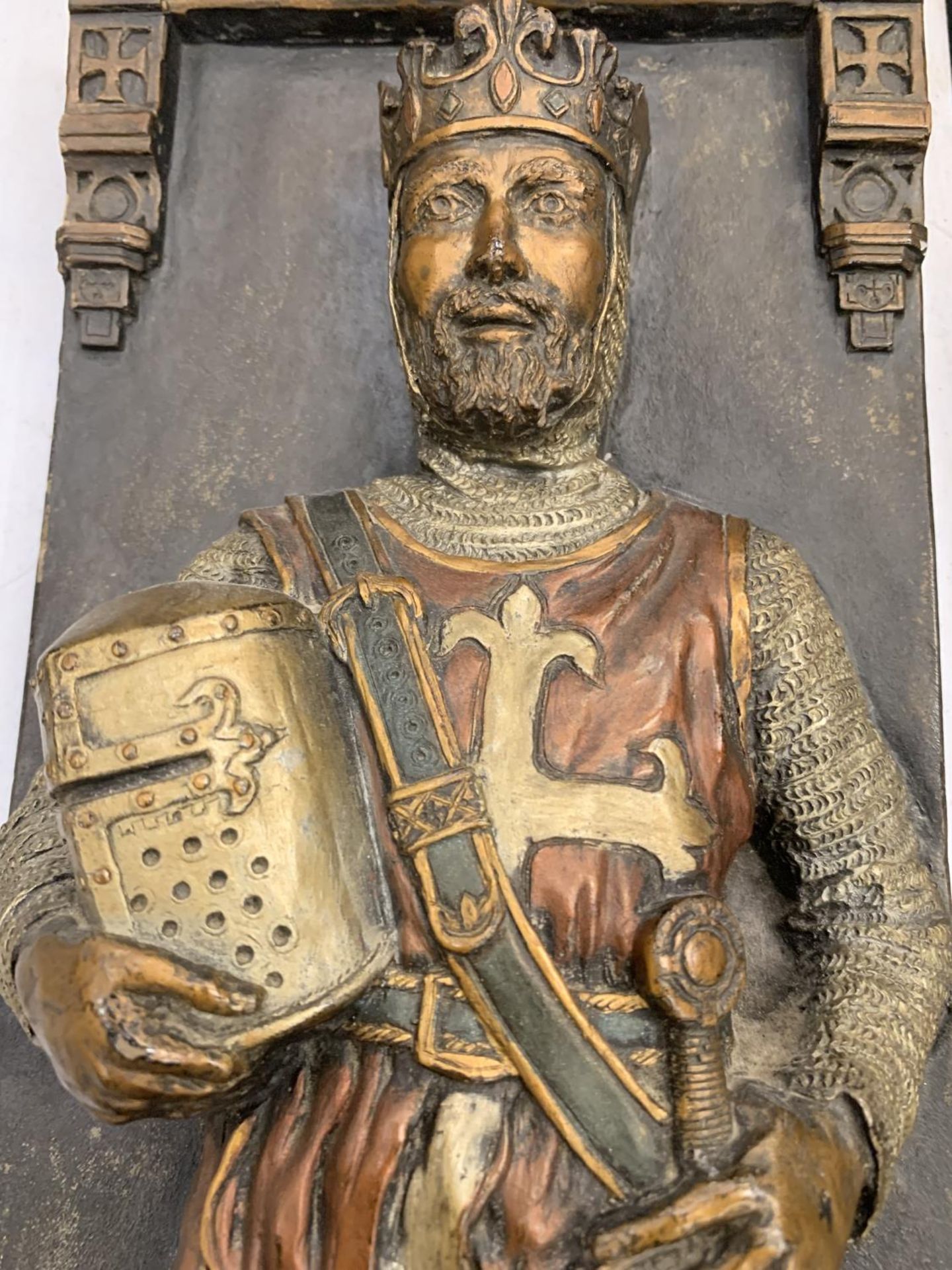 A VINTAGE WALL PLAQUE WITH AN IMAGE OF RICHARD THE LIONHEART 36.5CM X 13CM - Image 2 of 3