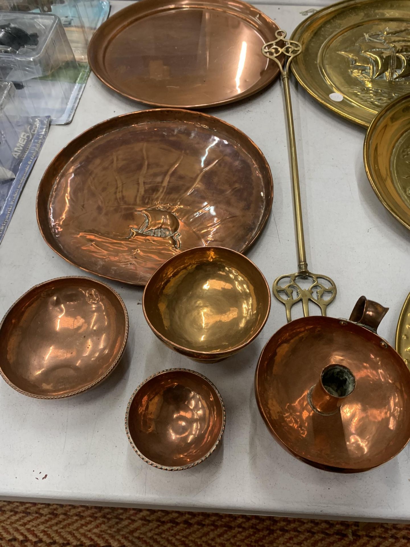 A MIXED LOT OF VINTAGE BRASS AND COPPER - SHIPS TRAYS ETC - Image 3 of 4