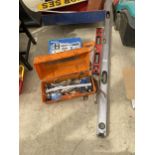 AN ASSORTMENT OF TOOLS TO INCLUDE SPIRIT LEVELS, CLAMPS AND A VICE ETC