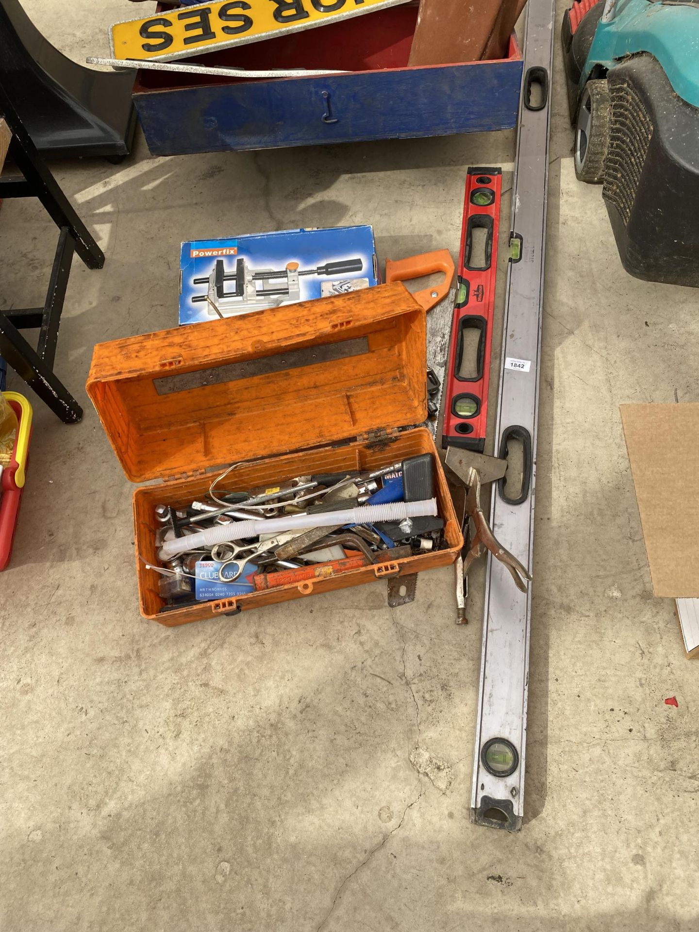 AN ASSORTMENT OF TOOLS TO INCLUDE SPIRIT LEVELS, CLAMPS AND A VICE ETC