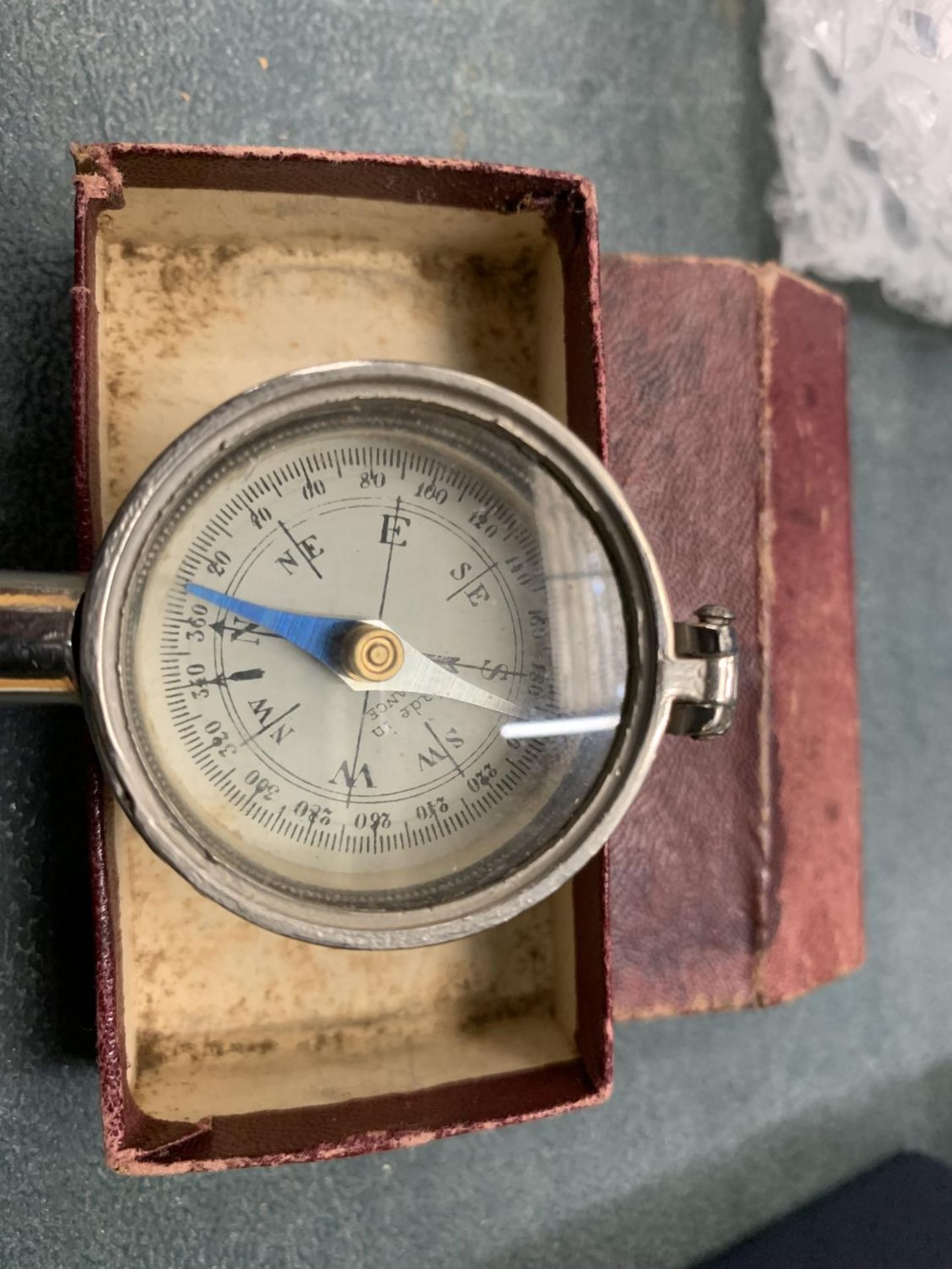 A VIAINTAGE COMPASS AND MAGNIFYING GLASS - BOXED - Image 3 of 3