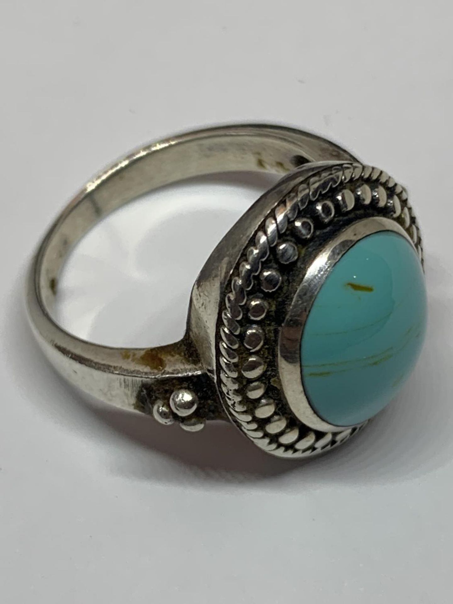 A SILVER RING AND EARRING SET WITH NAVAJO STYLE STONES IN A PRESENTATION BOX - Image 2 of 4