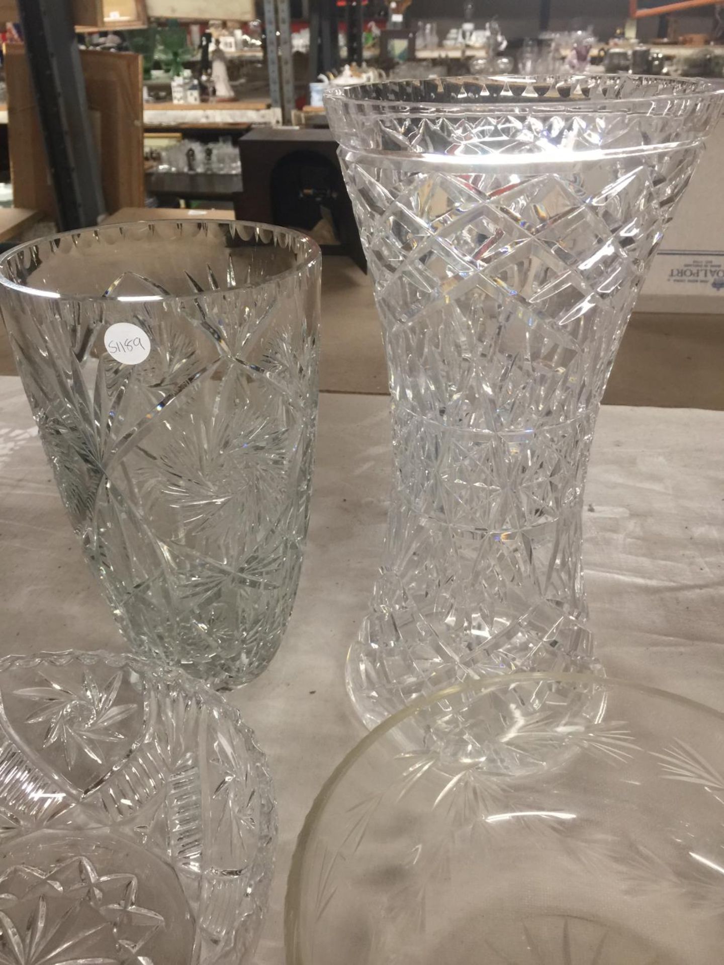 A QUANTITY OF CRYSTAL GLASSWARE TO INCLUDE VASES, BOWLS, LIDDED DISH, ETC., - Bild 2 aus 2