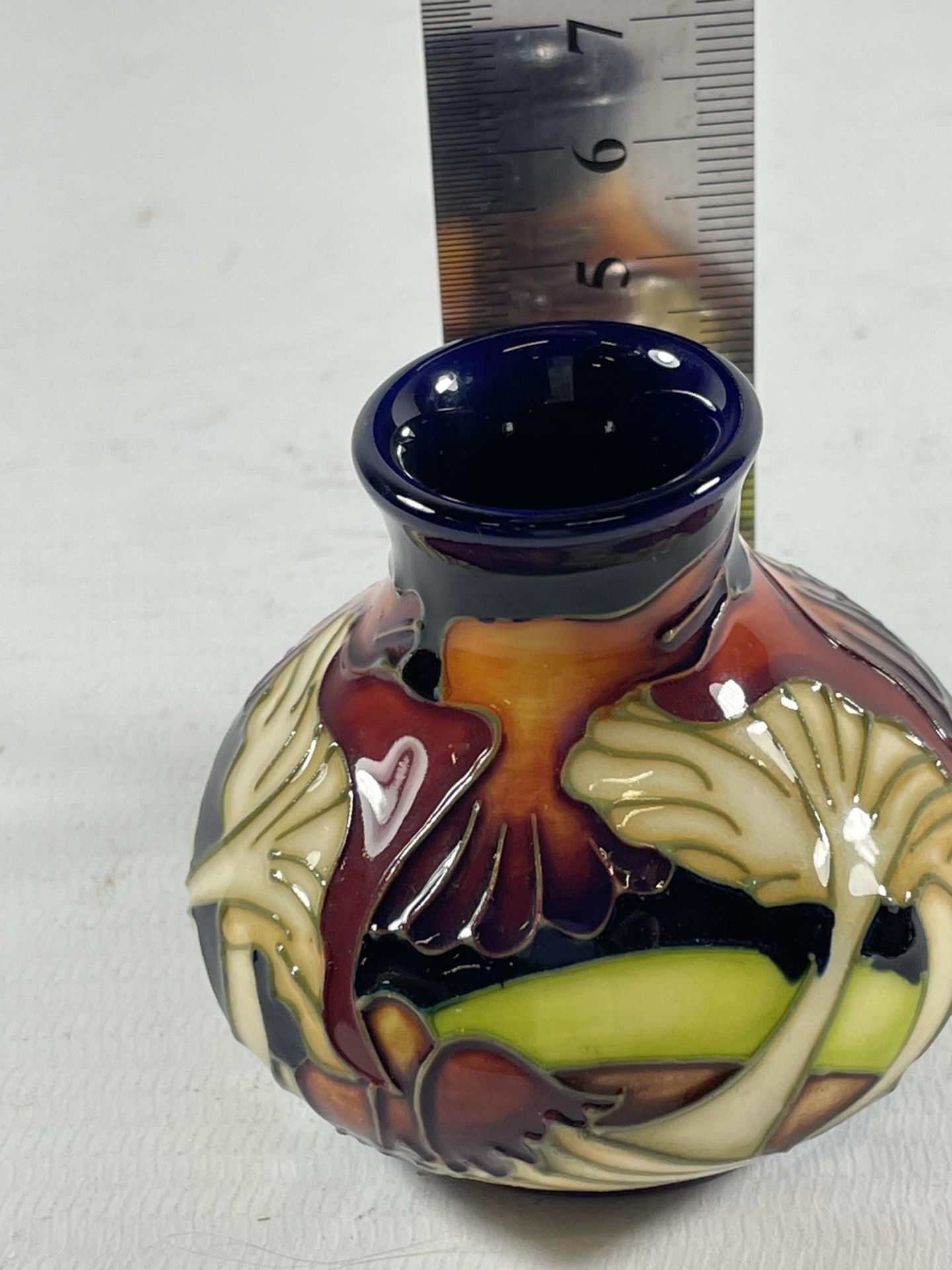 A SMALL MOORCROFT VASE (SECONDS) HEIGHT 6CM - Image 4 of 4