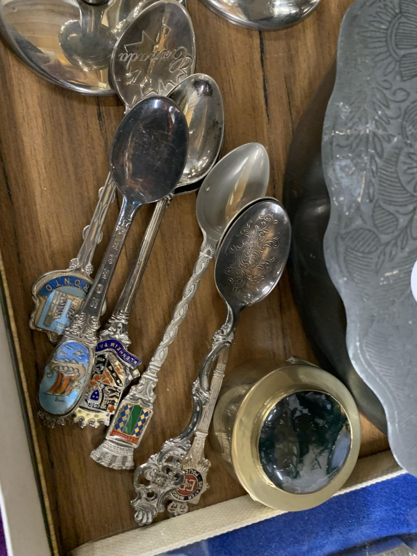 A MIXED LOT TO INCLUDE WHITE METAL DECANTER LABELS, STAINLESS STEEL GOBLETS AND BOWLS, SHELL DISHES, - Image 4 of 4