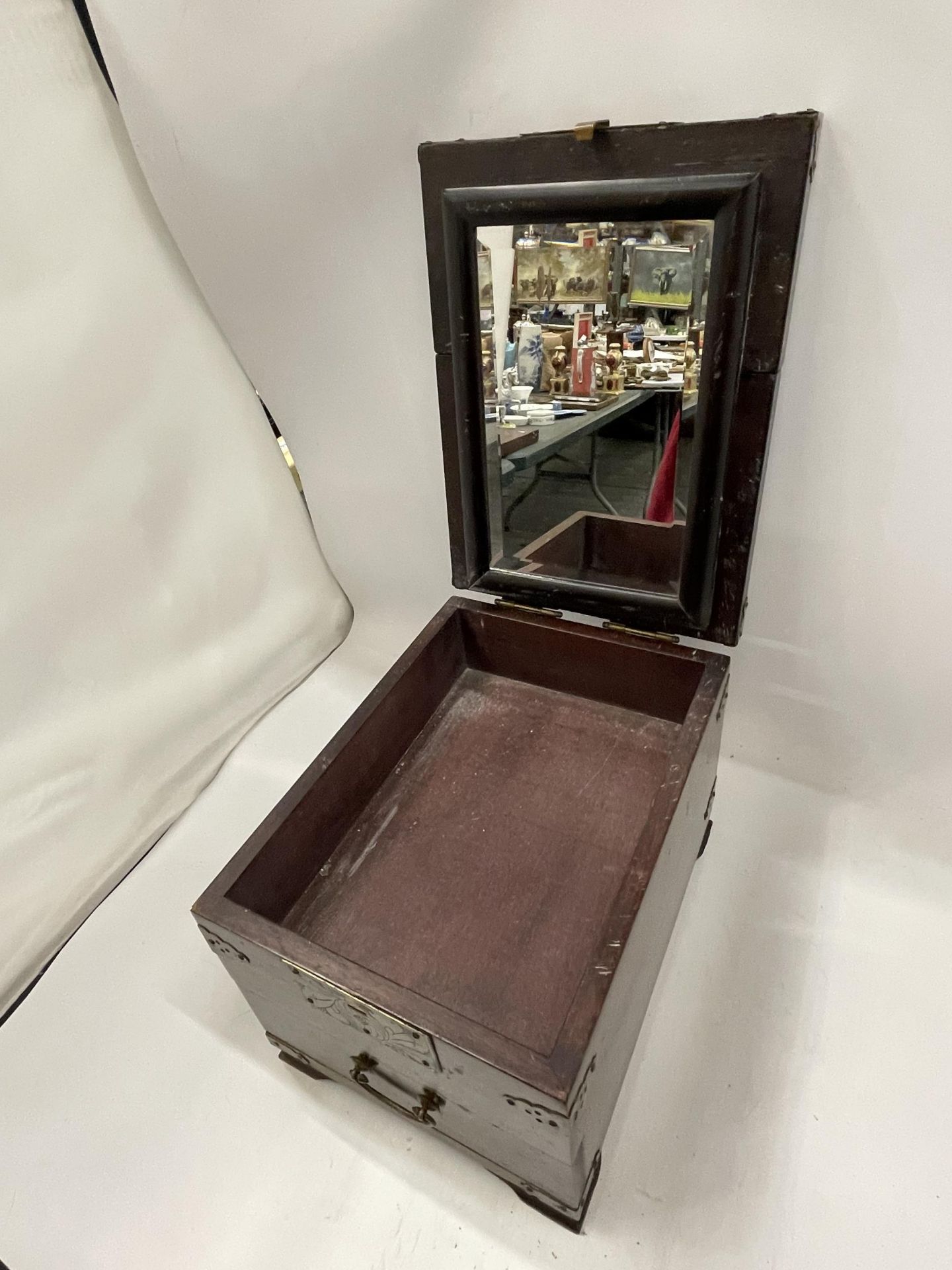 A VINTAGE ORIENTAL HARDWOOD AND BRASS JEWELLERY BOX WITH MIRRORED LIFT UP LID - Image 3 of 6