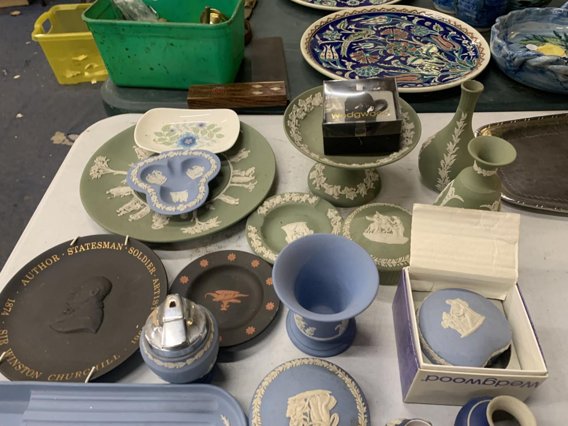 A LARGE QUANTITY OF WEDGWOOD TO INCLUDE BLUE, GREEN AND BLACK - PLATES, PIN TRAYS, TRINKET BOXES, - Image 3 of 3