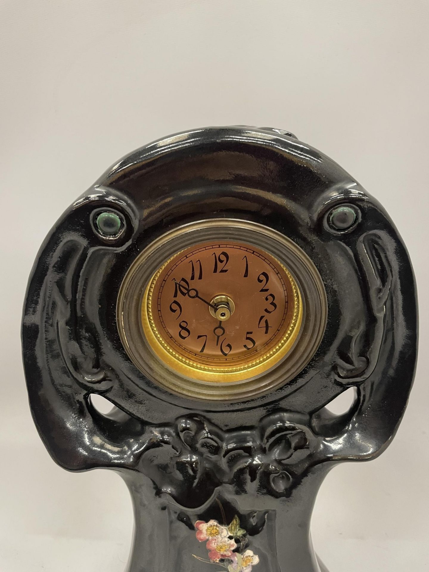 A BRETBY ART NOUVEAU FLORAL DESIGN MANTLE CLOCK - Image 2 of 4