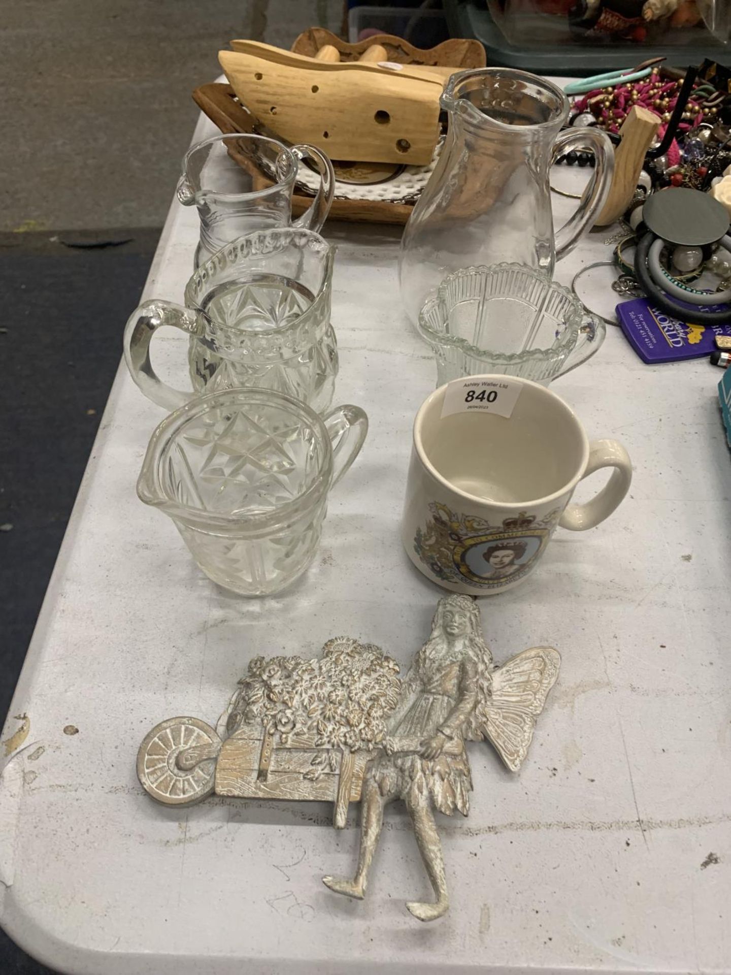 A MIXED LOT TO INCLUDE VINTAGE GLASS JUGS, A SMALL FAIRY WALL PLAQUE, A CORKSCREW, ETC