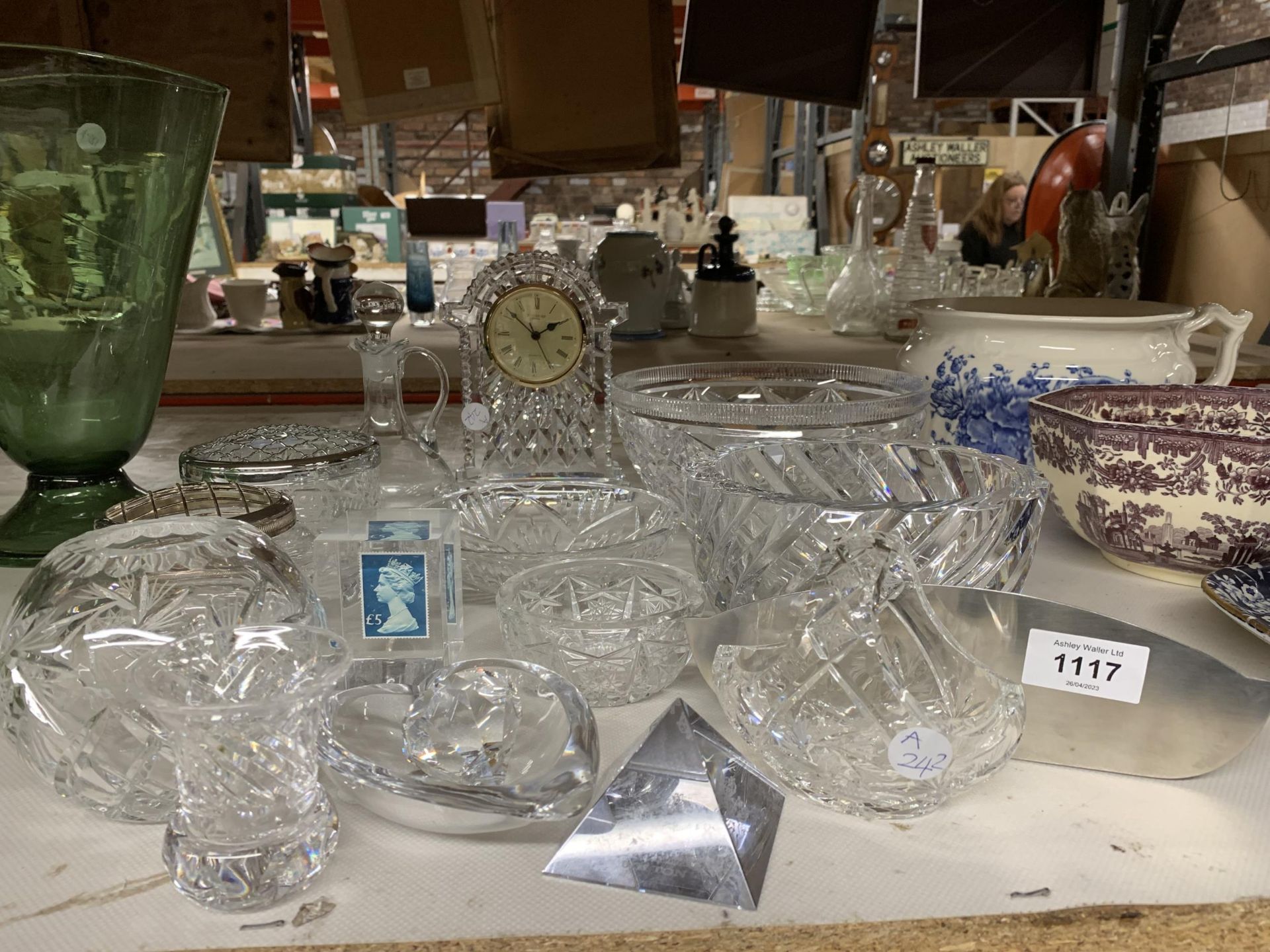 A QUANTITY OF CUT GLASS ITEMS TO INCLUDE A WATERFORD CRYSTAL CLOCK, ORREFORS GLASSBOWL - CHIP TO THE